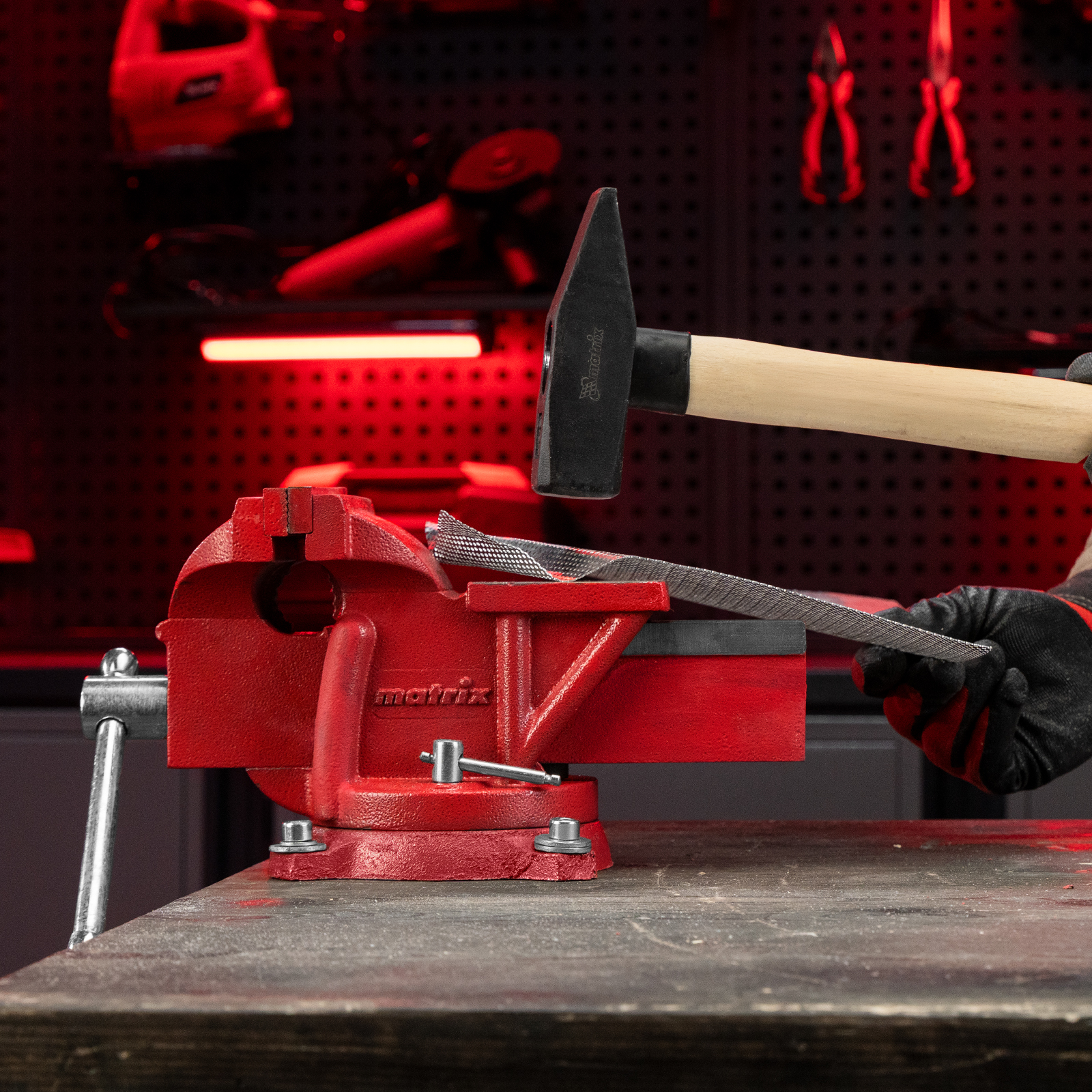 Тиски слесарные, 125 мм, поворотные, с наковальней Matrix