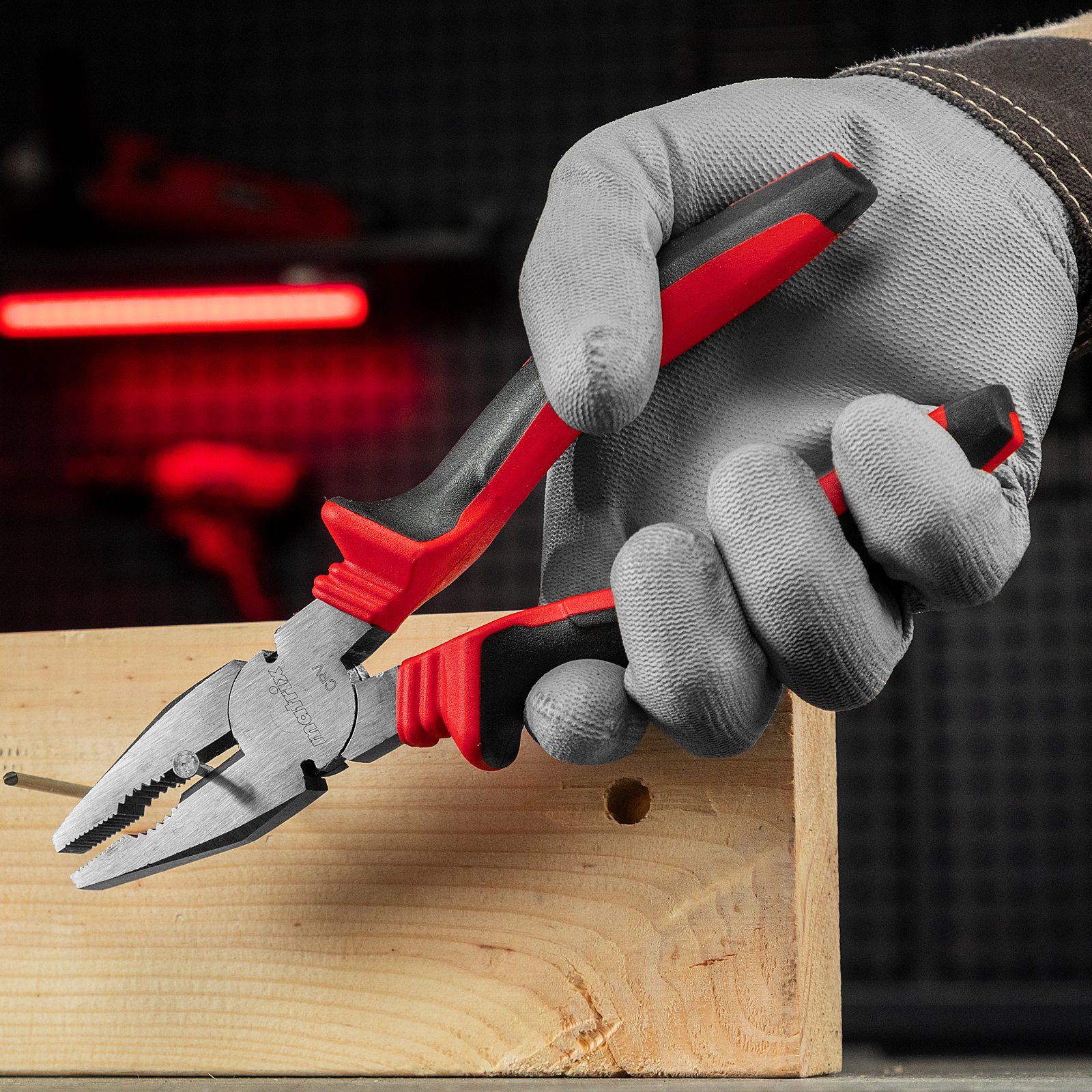 Плоскогубцы комбинированные, 200 мм, хром-ванадий, двухкомпонентные рукоятки Matrix