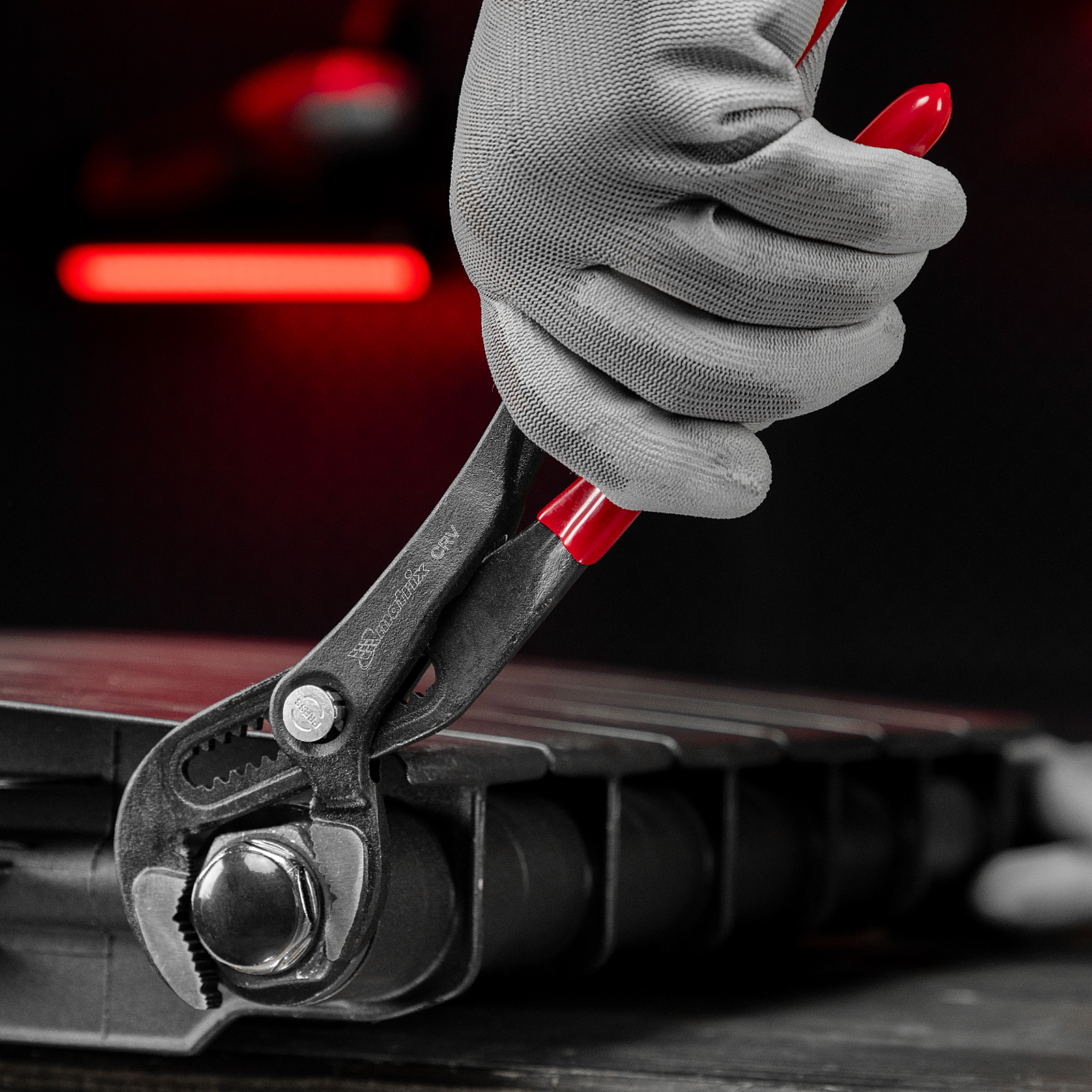 Клещи переставные 250 мм, кнопочный механизм, хром-ванадий, обливные рукоятки Matrix