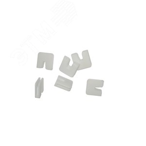 Пластиковая накладка для обрамления и защиты углубления в месте касания кронштейна и радиатора