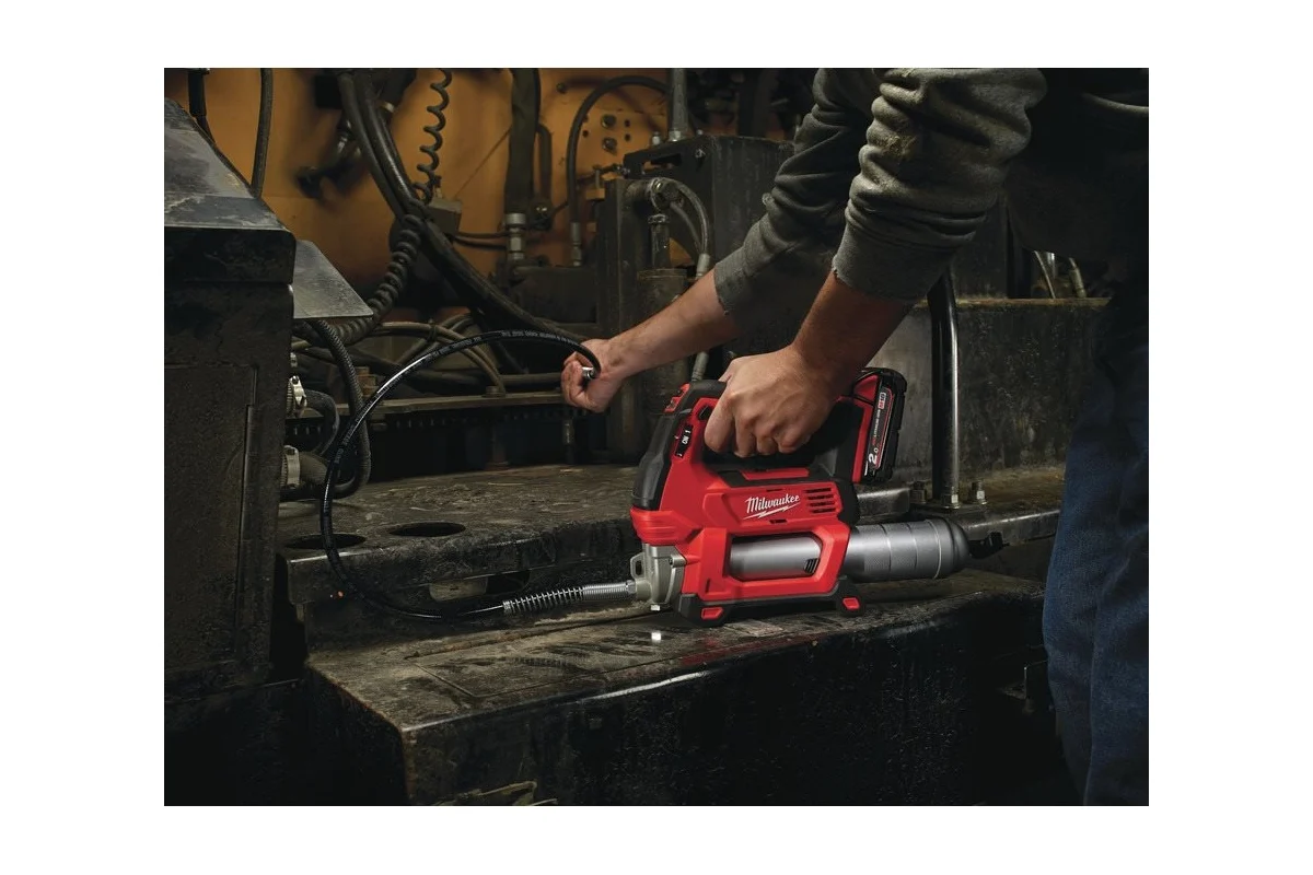 Аккумуляторный шприц для пластичной смазки M18 GG-201C (Li-Ion2Ач)