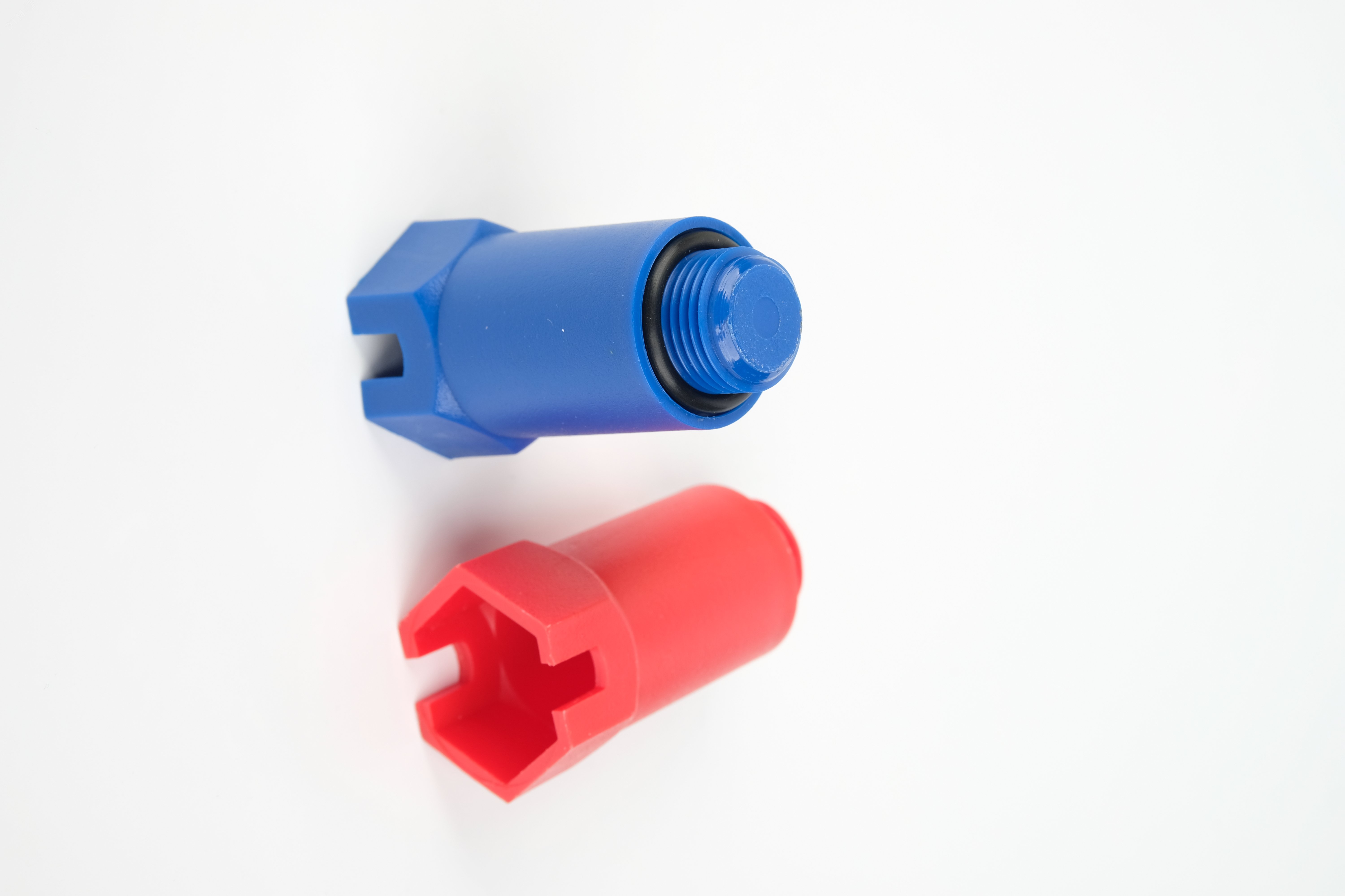 Заглушка длинная 1/2 пластиковая красная