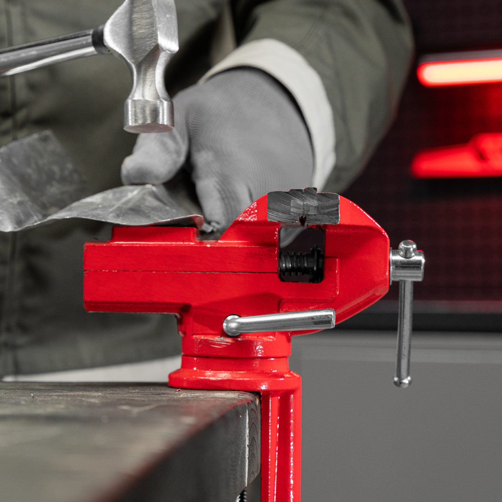 Тиски слесарные, 80 мм, настольные, поворотные, c наковальней MTX