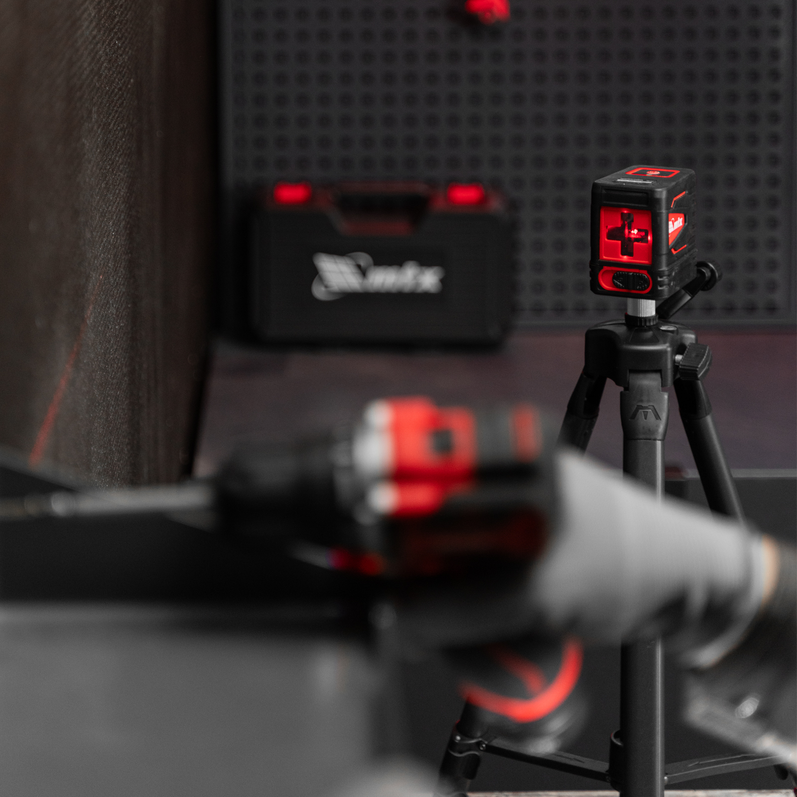 Лазерный уровень QBC RED Pro SET, 10 м, красный луч, батарейки, штатив MTX