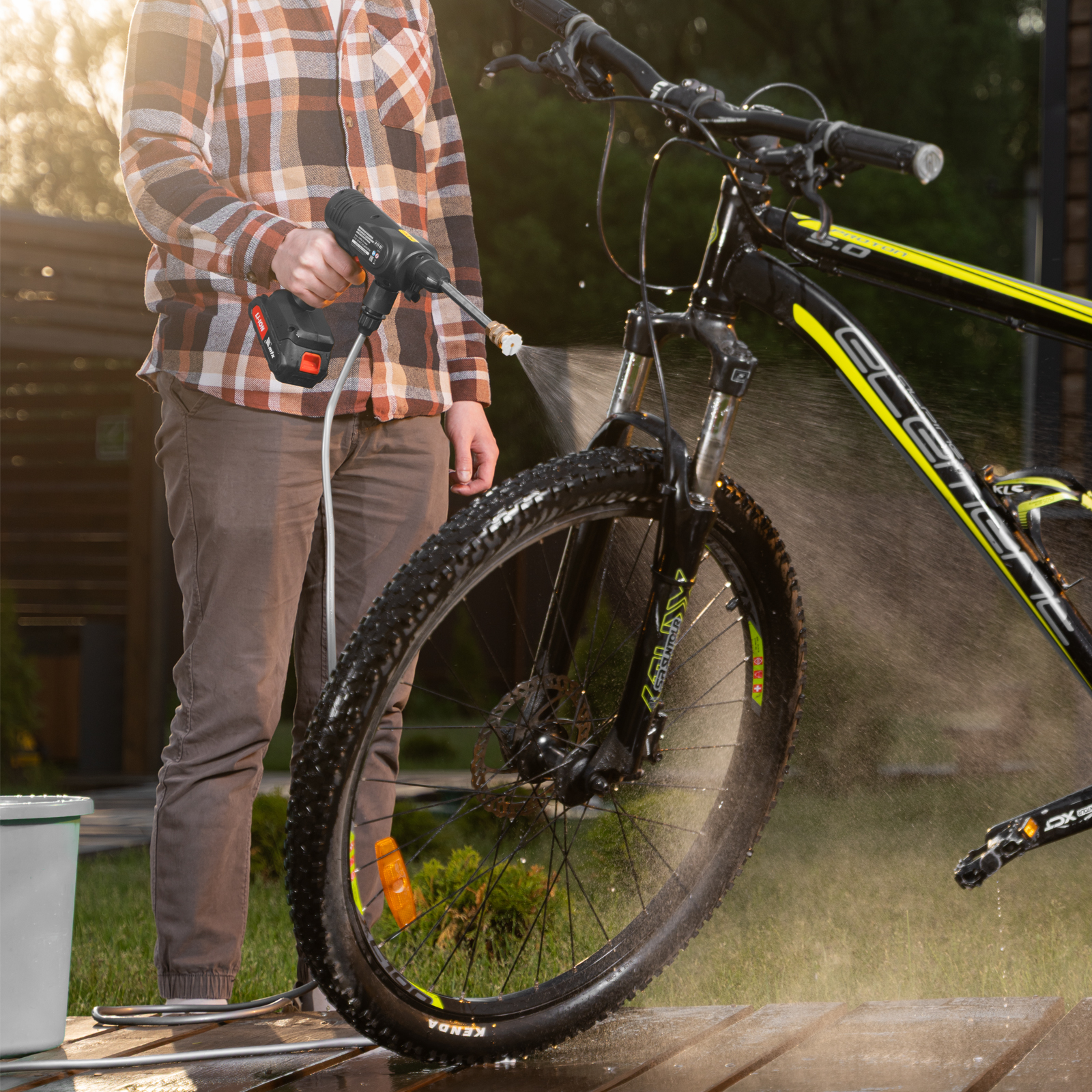 Моечная машина высокого давления аккумуляторная А-21-02, 40 бар, 4 л/мин, Li-ion 21 В, 2 акк. MTX