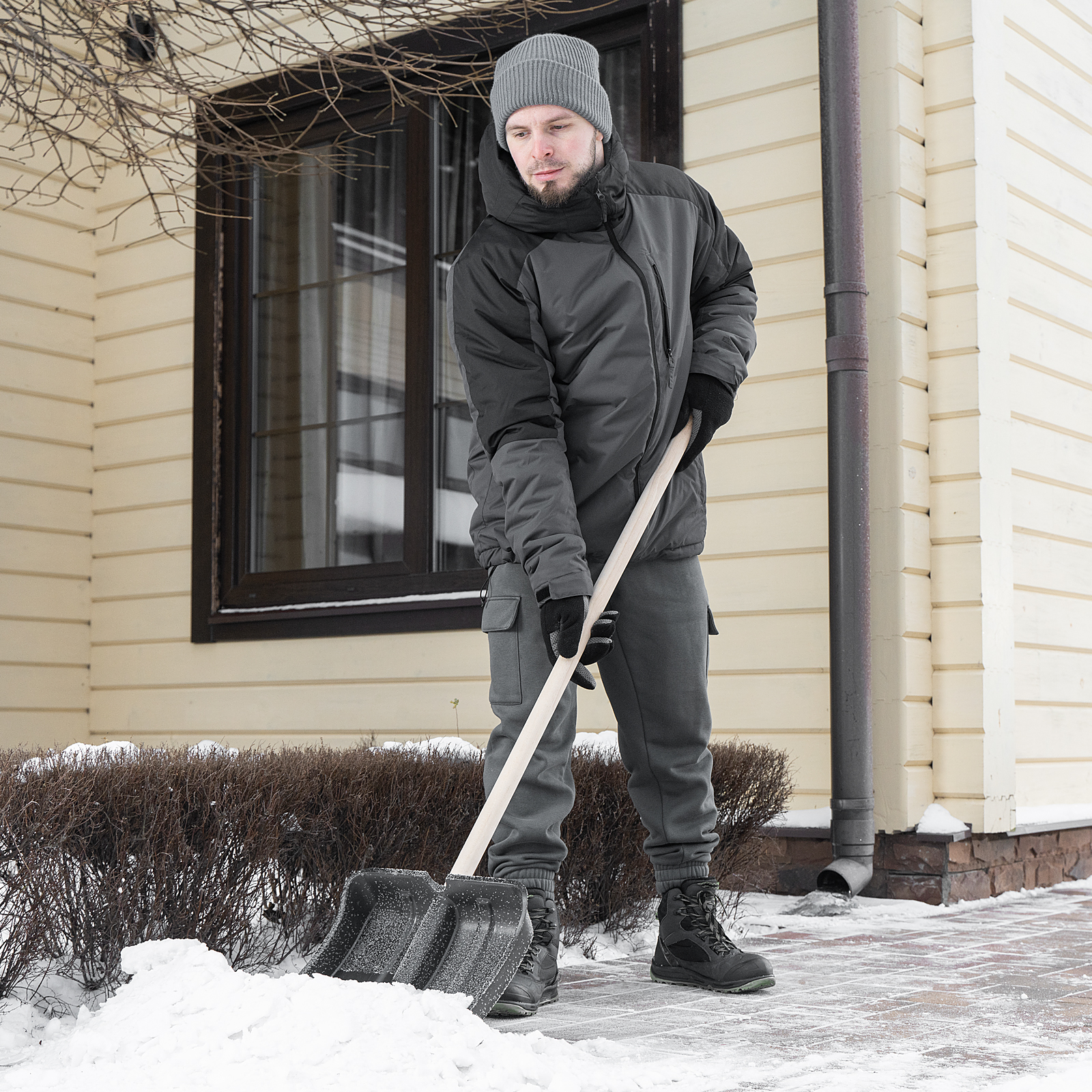 Лопата для уборки снега пластиковая, 380х385х1420 мм, оцинк. планка, деревянный черенок