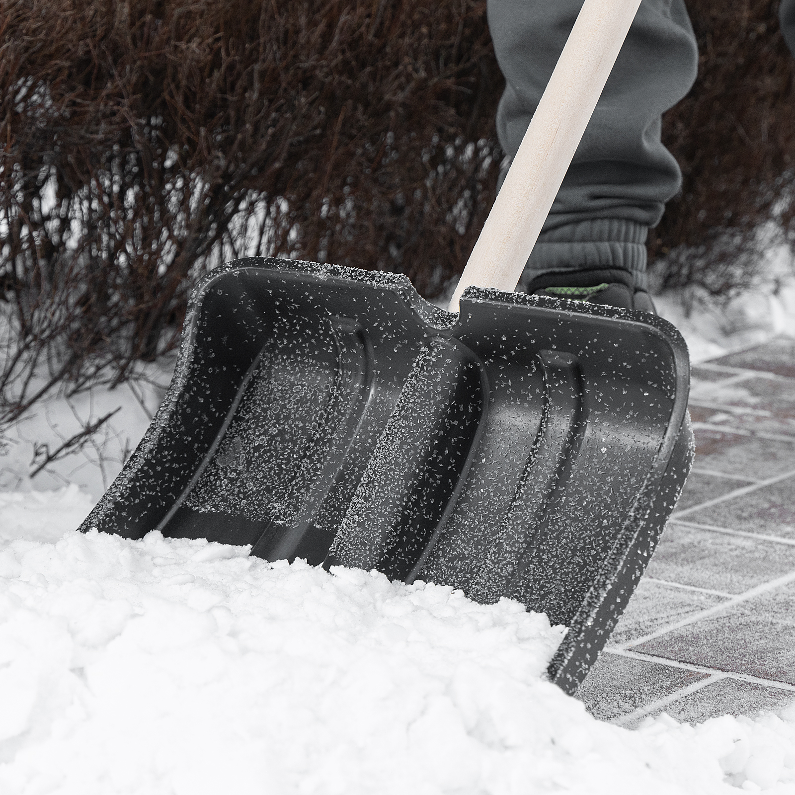 Лопата для уборки снега пластиковая, 380х385х1420 мм, оцинк. планка, деревянный черенок