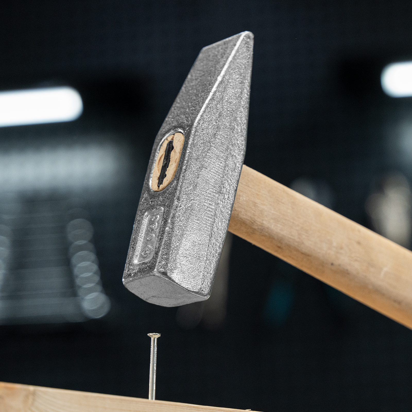 Молоток слесарный, 600 г, квадратный боек, деревянная рукоятка