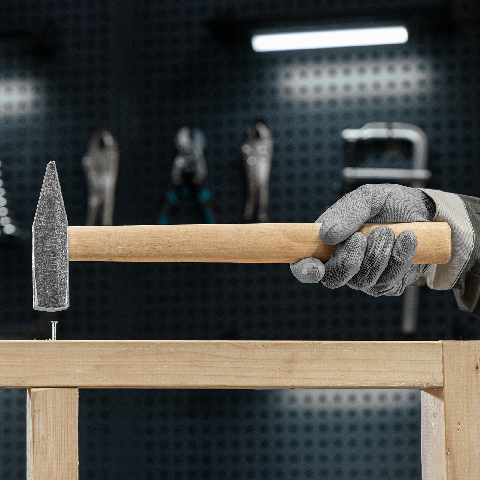 Молоток слесарный, 600 г, квадратный боек, деревянная рукоятка