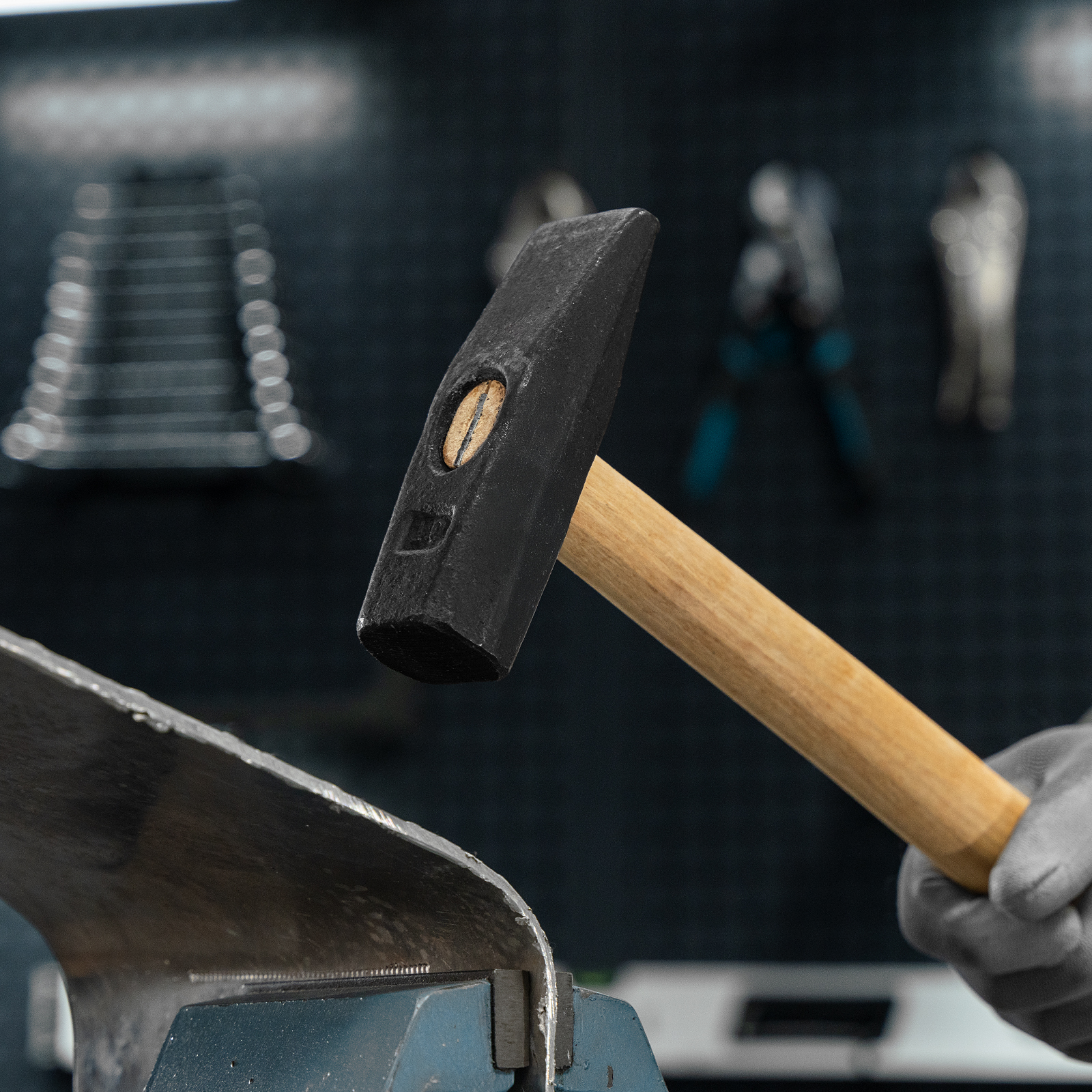 Молоток слесарный, 1000 г, квадратный боек, деревянная рукоятка