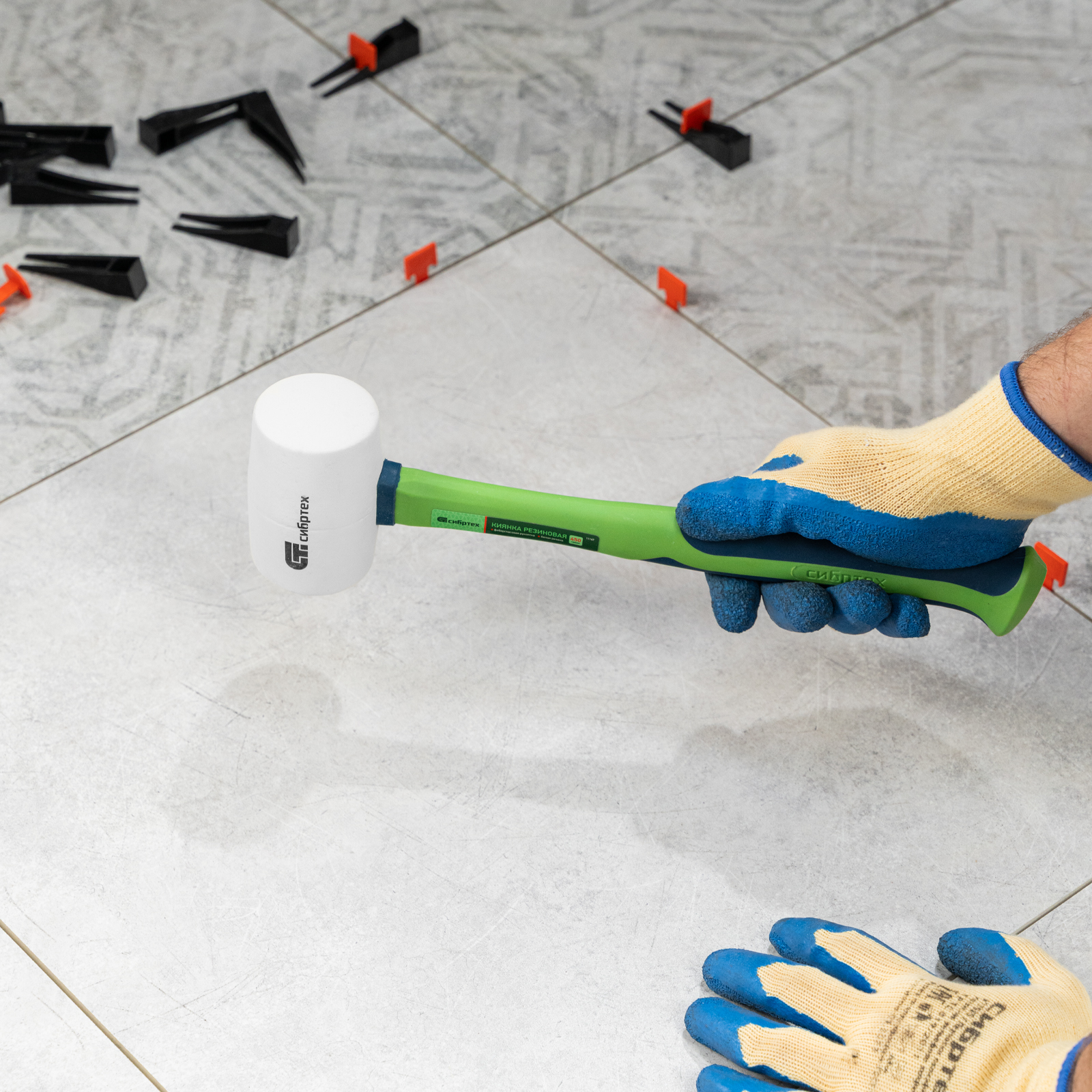 Киянка резиновая, 450 г, белая резина, фибергласовая рукоятка Сибртех