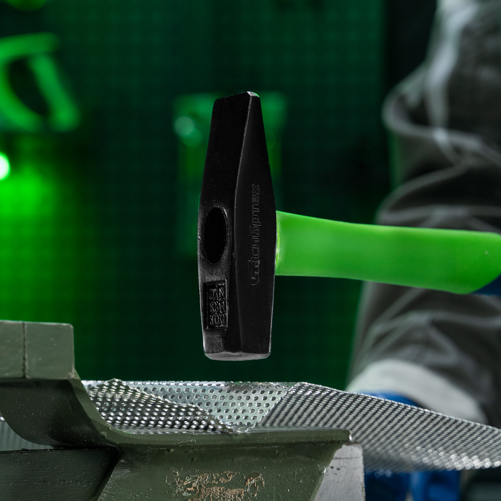 Молоток слесарный, 300 г, фибергласовая обрезиненная рукоятка Сибртех