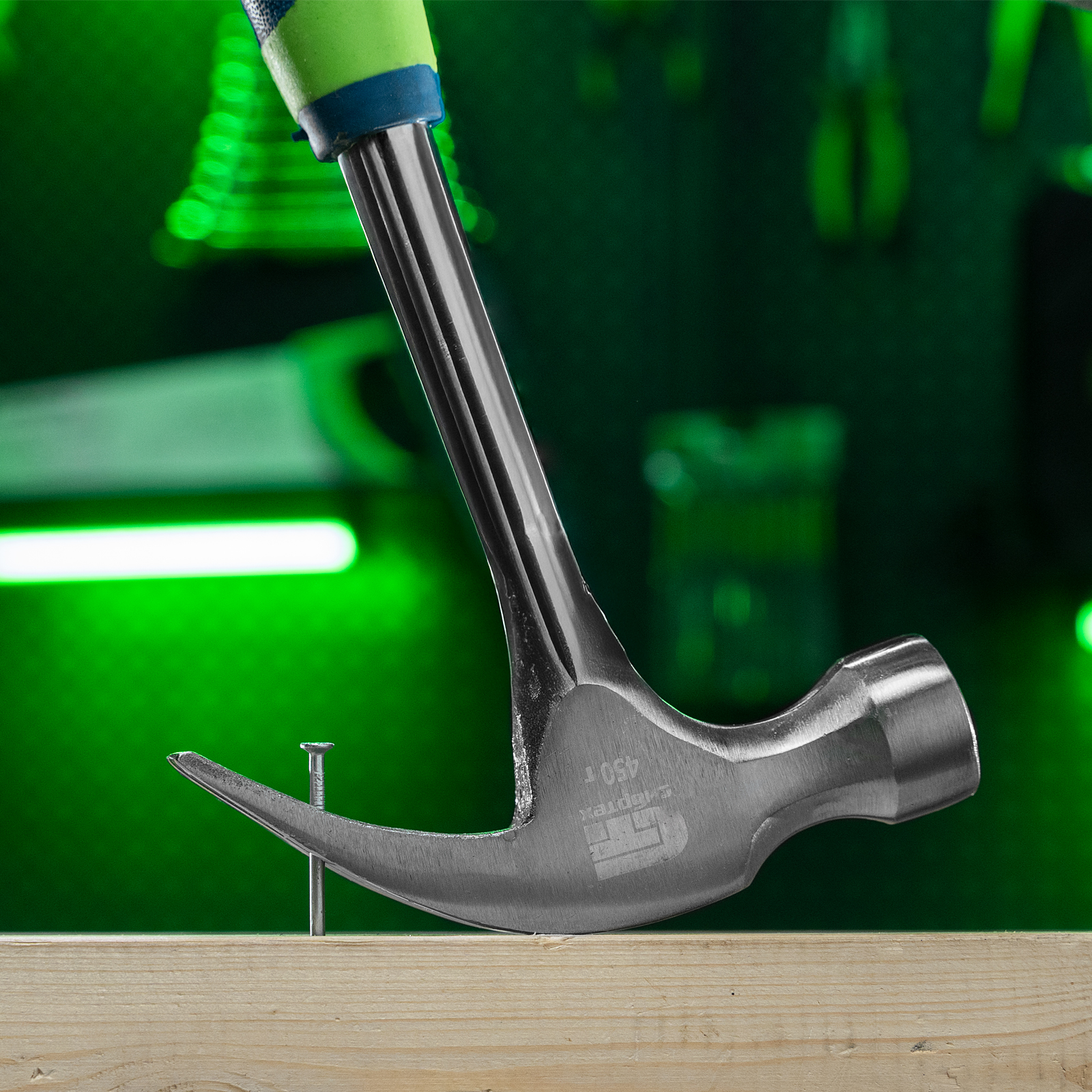 Молоток-гвоздодер, металлическая трубчатая обрезиненная рукоятка, вес 450 г, боек 27 мм Сибртех