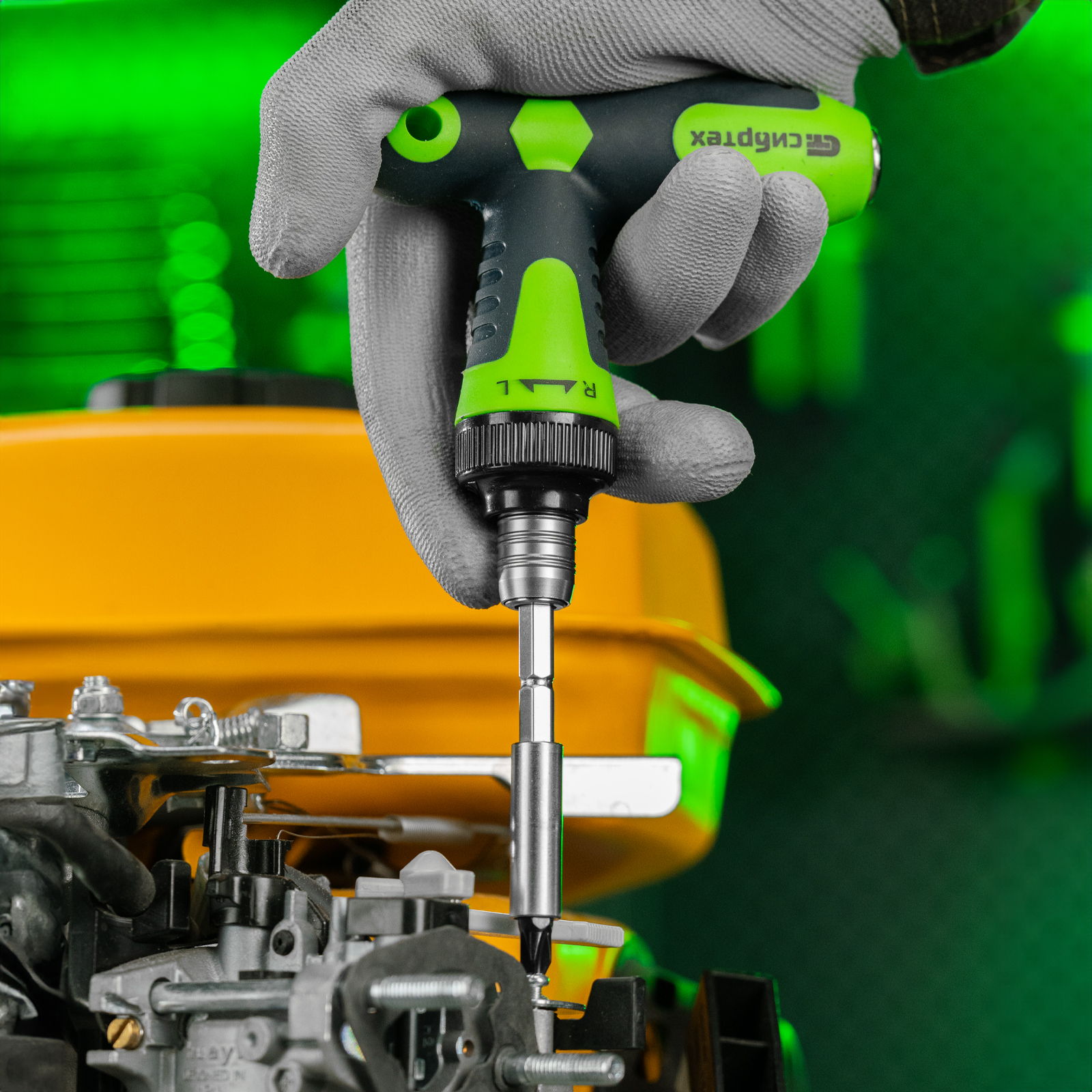 Отвертка Т-образная реверсивная с набором бит, торцевых головок, 33 предмета, CrV Сибртех