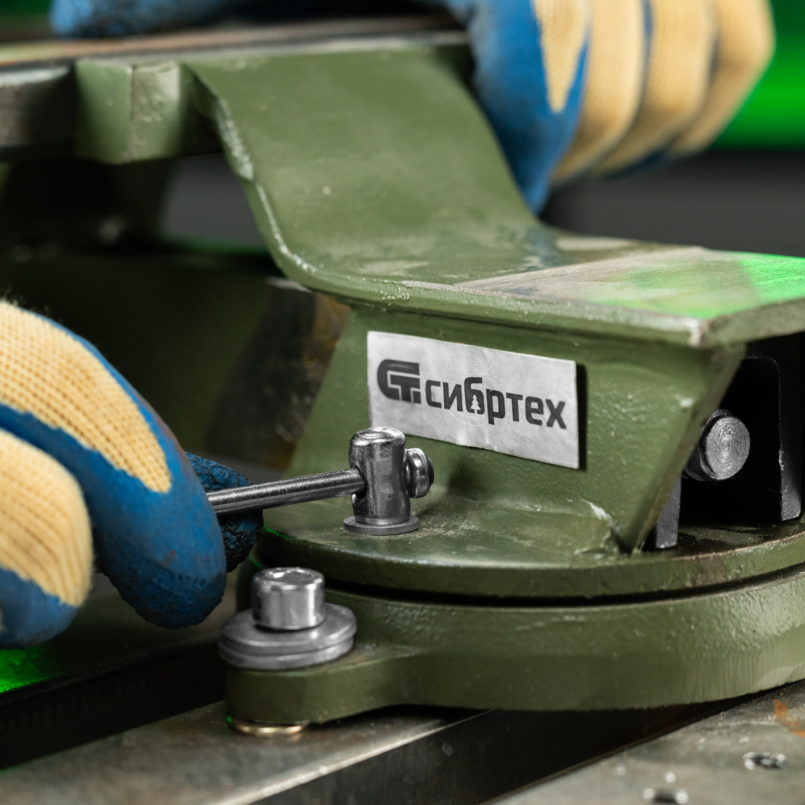 Тиски слесарные, 100 мм, стальные, поворотные Сибртех