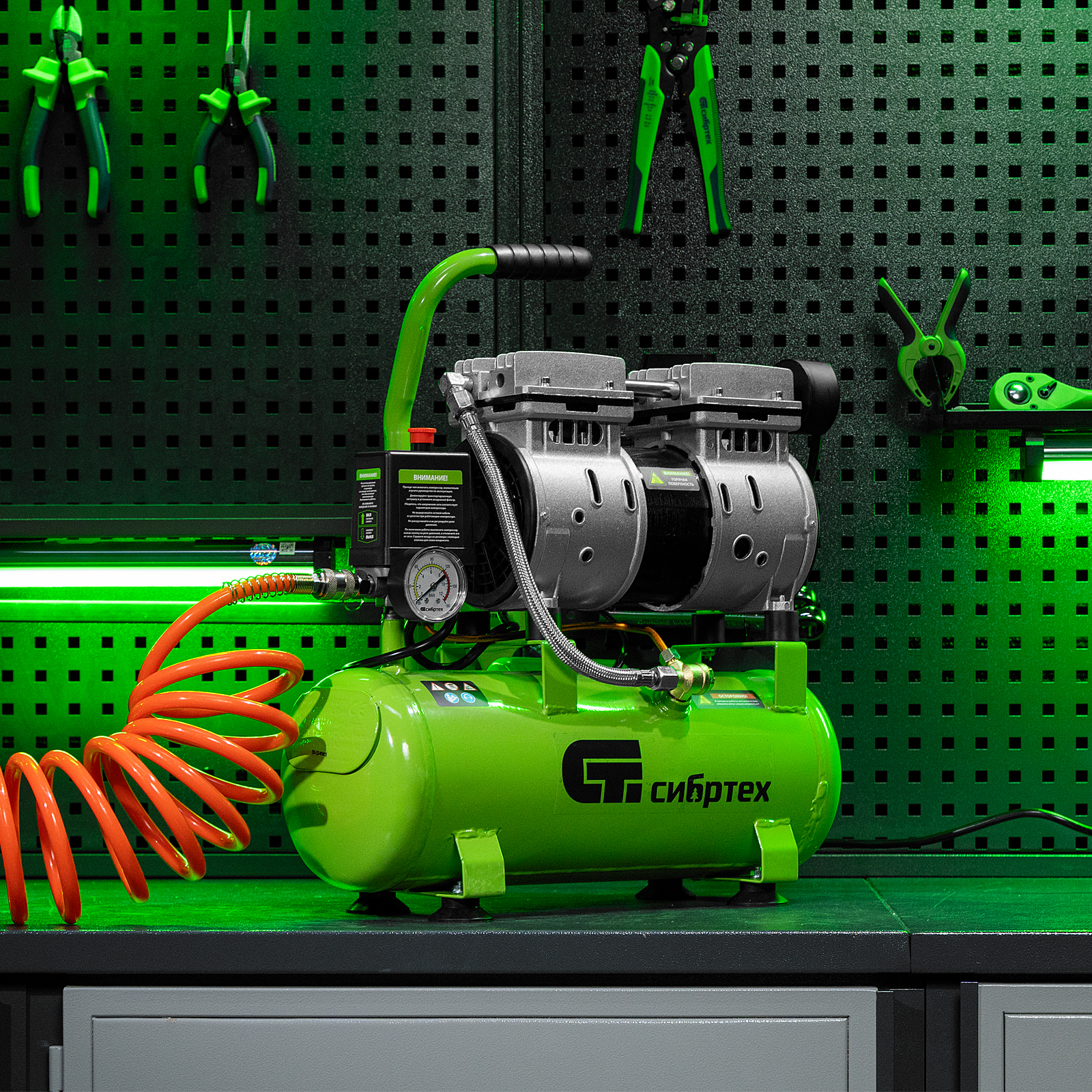 Компрессор безмаслянный малошумный МБ 750/10,750 Вт, 10 л, 150 л/мин Сибртех