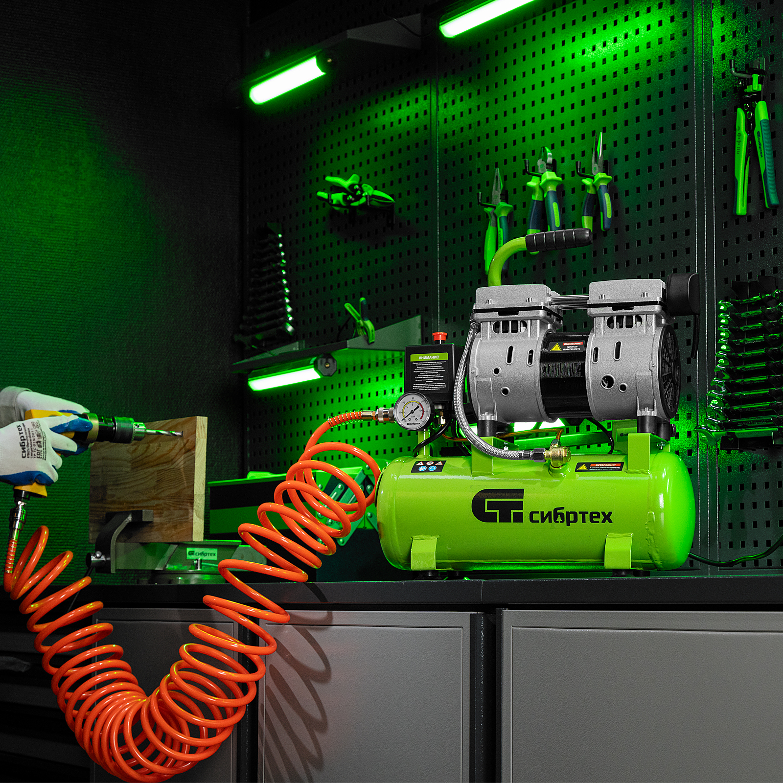 Компрессор безмаслянный малошумный МБ 750/10,750 Вт, 10 л, 150 л/мин Сибртех