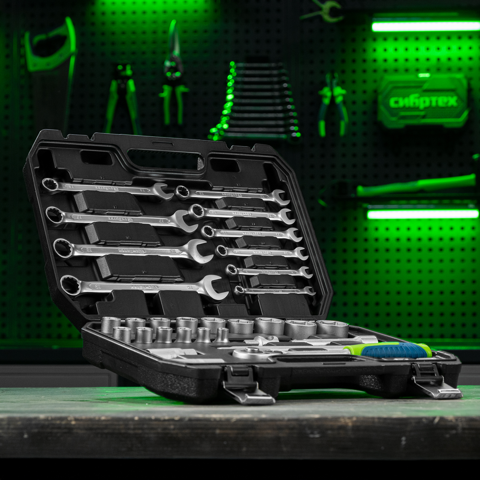 Набор инструментов, 1/2", пластиковый кейс, 32 предмета// Сибртех