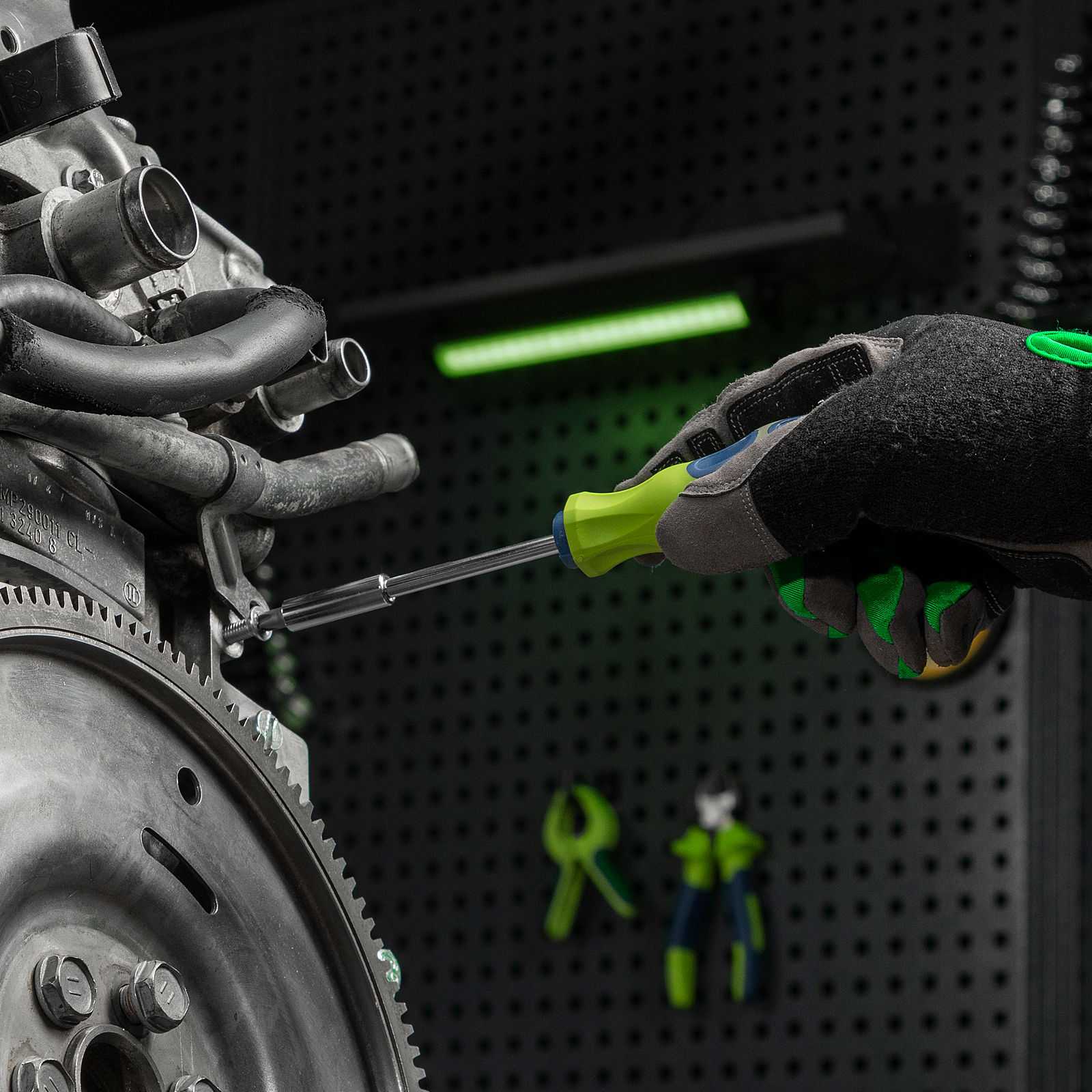 Набор инструментов, 1/2", 3/8", 1/4", пластиковый кейс 215 предм. Сибртех