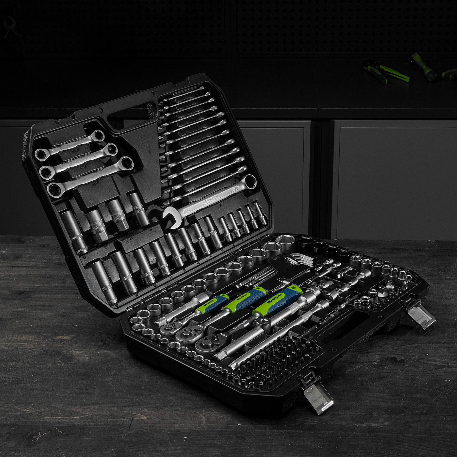 Набор инструментов, 1/2", 3/8", 1/4", пластиковый кейс 160 предм. Сибртех