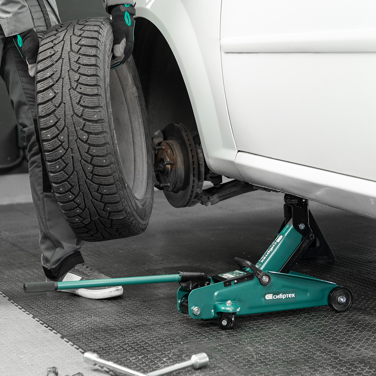 Домкрат гидравлический подкатной, 2 т, 127-330 мм Сибртех