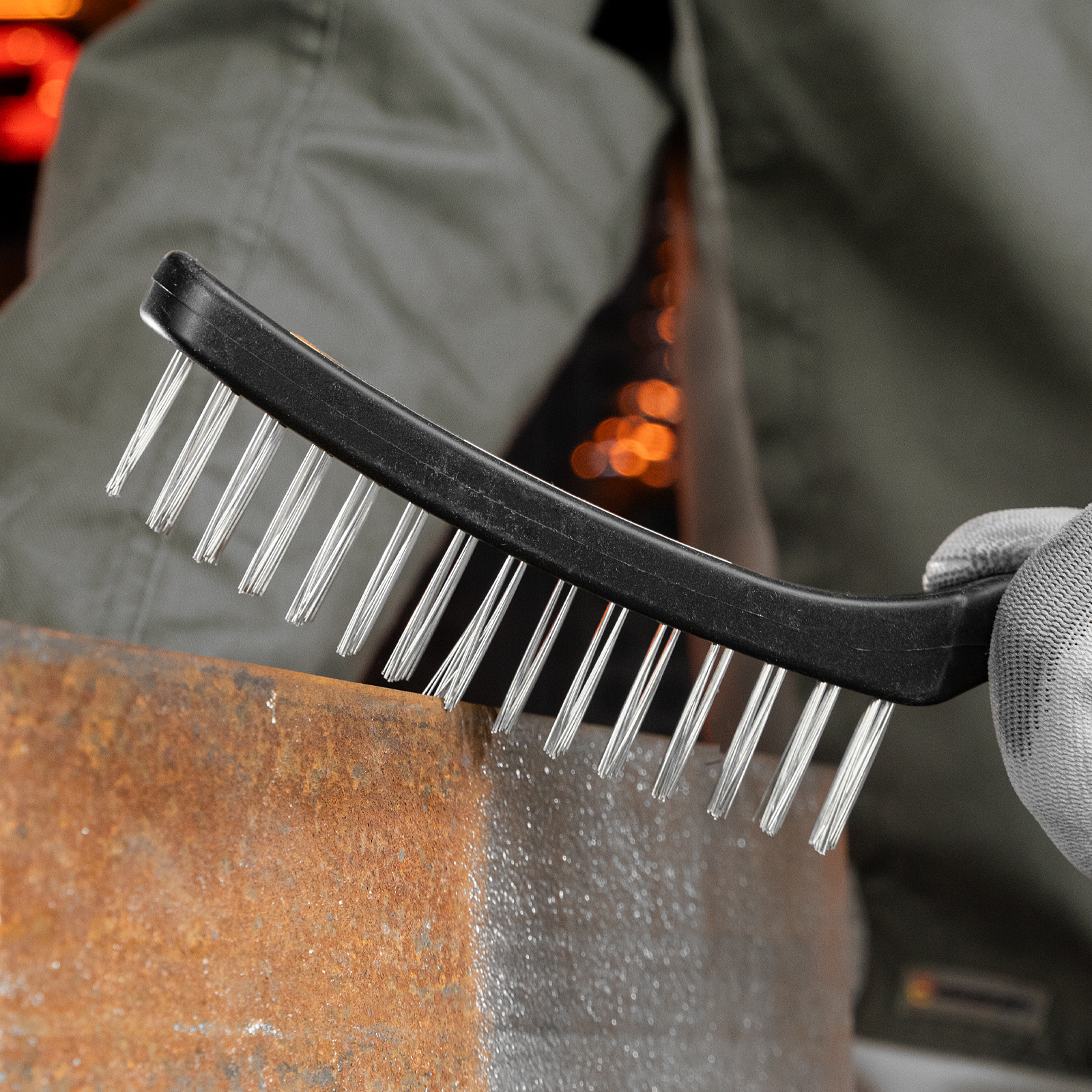 Щетка четырехрядная металлическая с пластмассовой ручкой Sparta