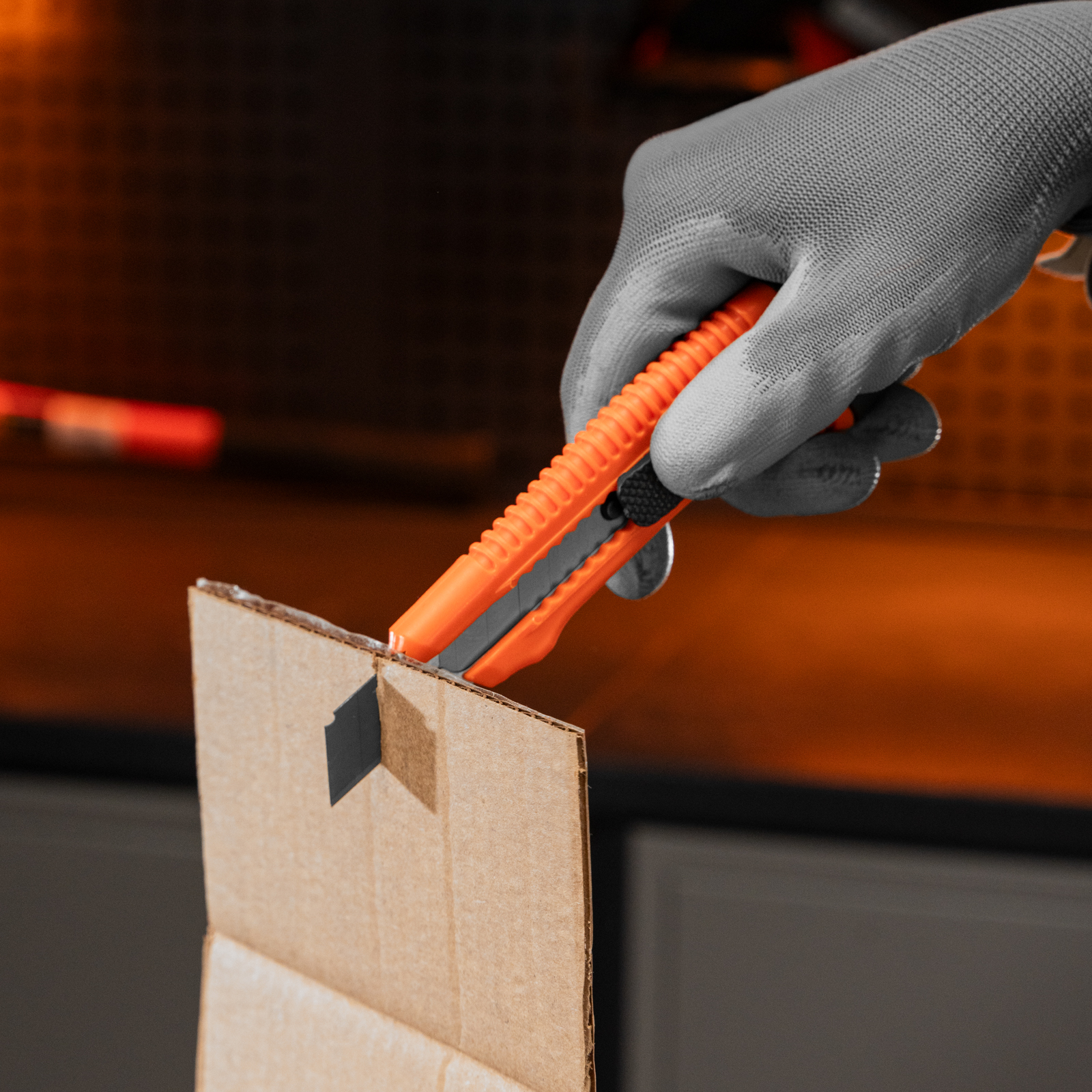 Нож, 18 мм, выдвижное лезвие, металлическая направляющая Sparta