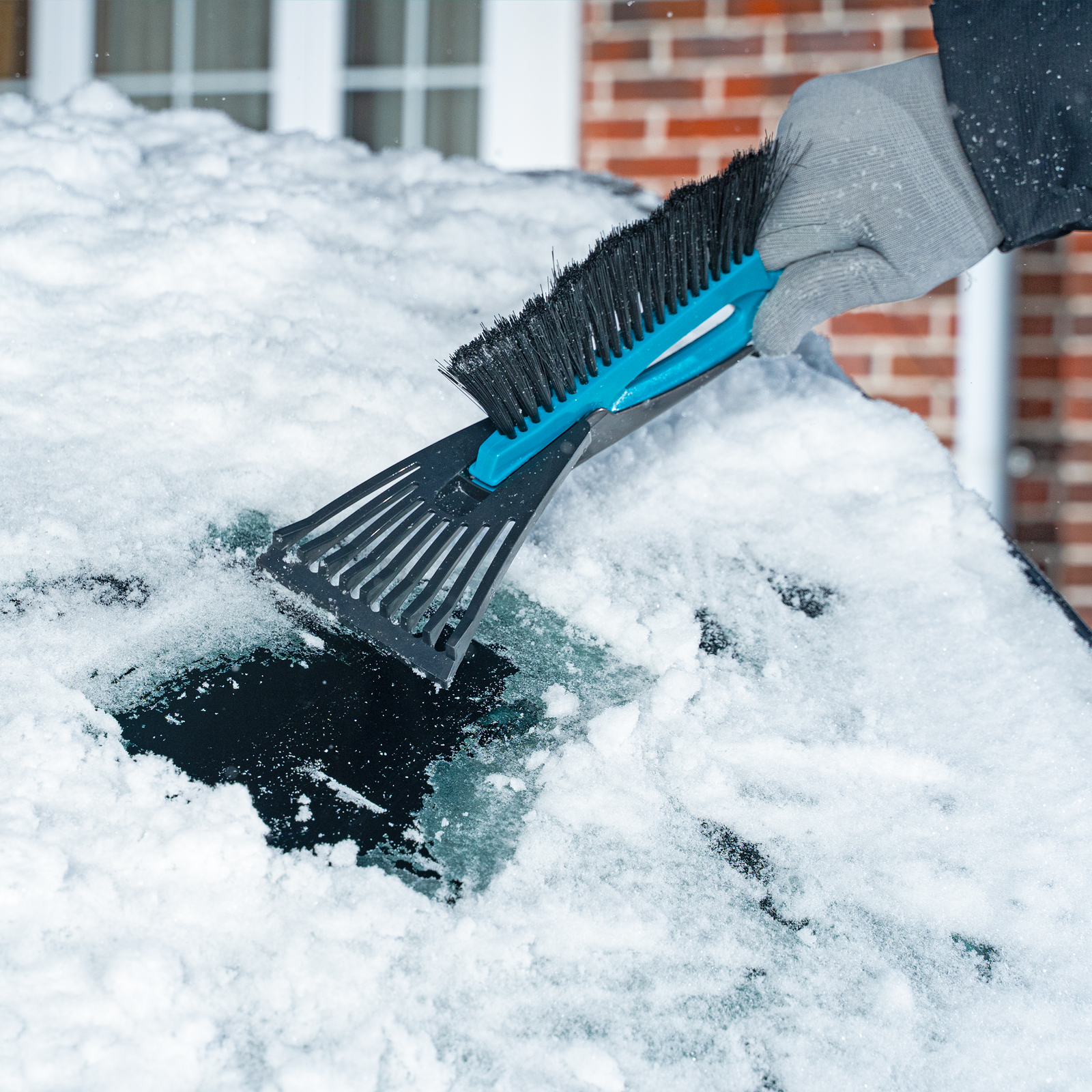 Щетка-сметка для снега со скребком 530 мм, бирюзовая Sparta