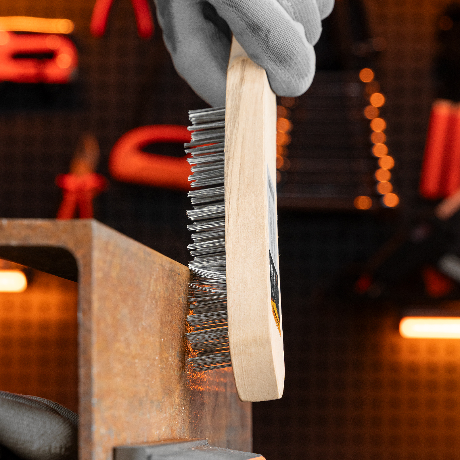 Щетка четырехрядная металлическая с деревянной ручкой Sparta