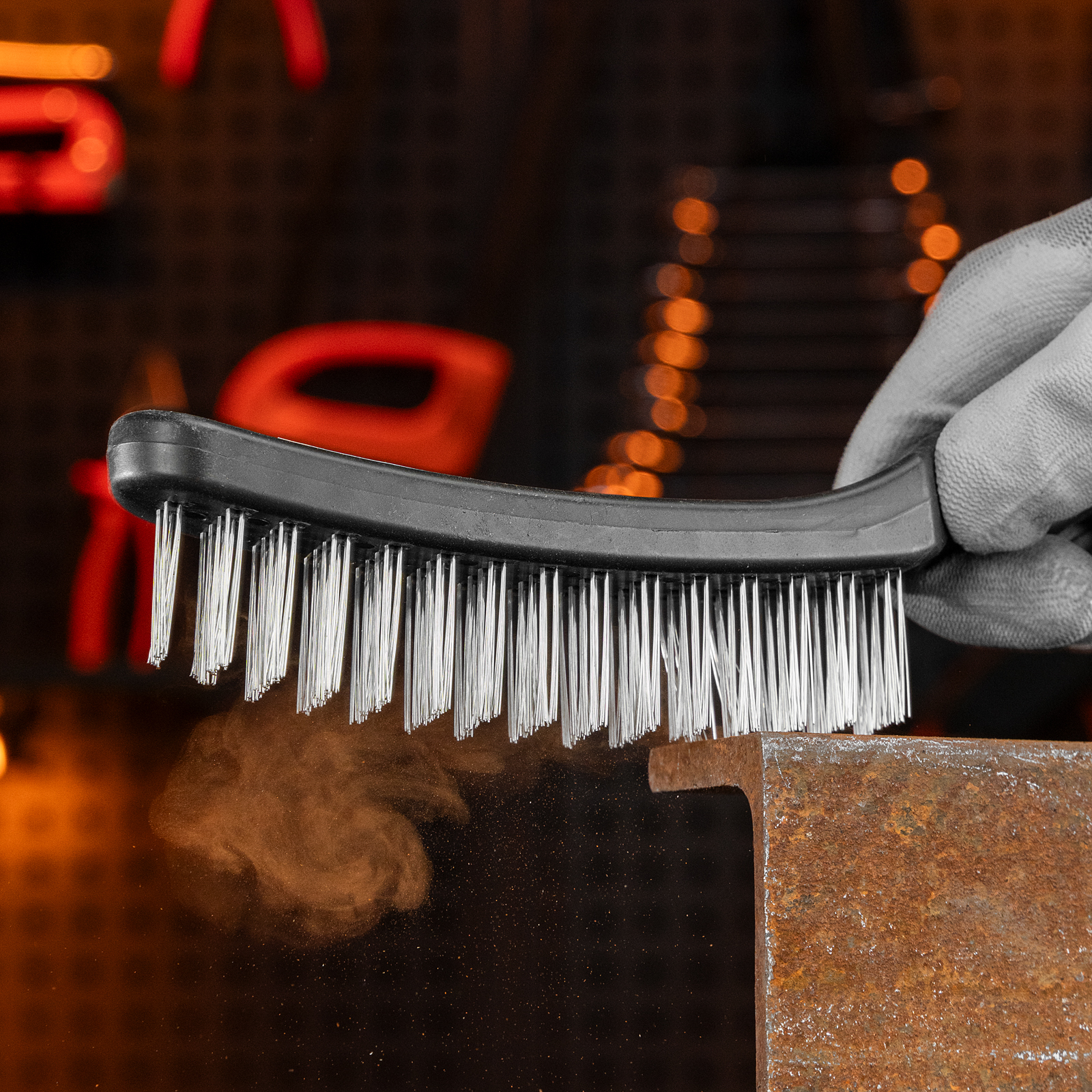 Щетка четырехрядная металлическая с пластмассовой ручкой Sparta