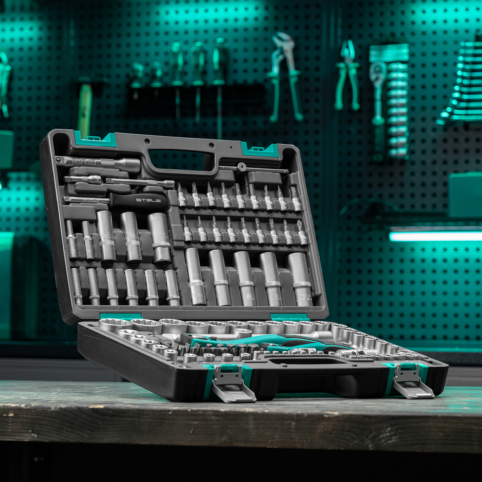 Набор инструментов 1/2", 1/4", CrV, 12 гранные головки, пластиковый кейс, 109 предмета Stels
