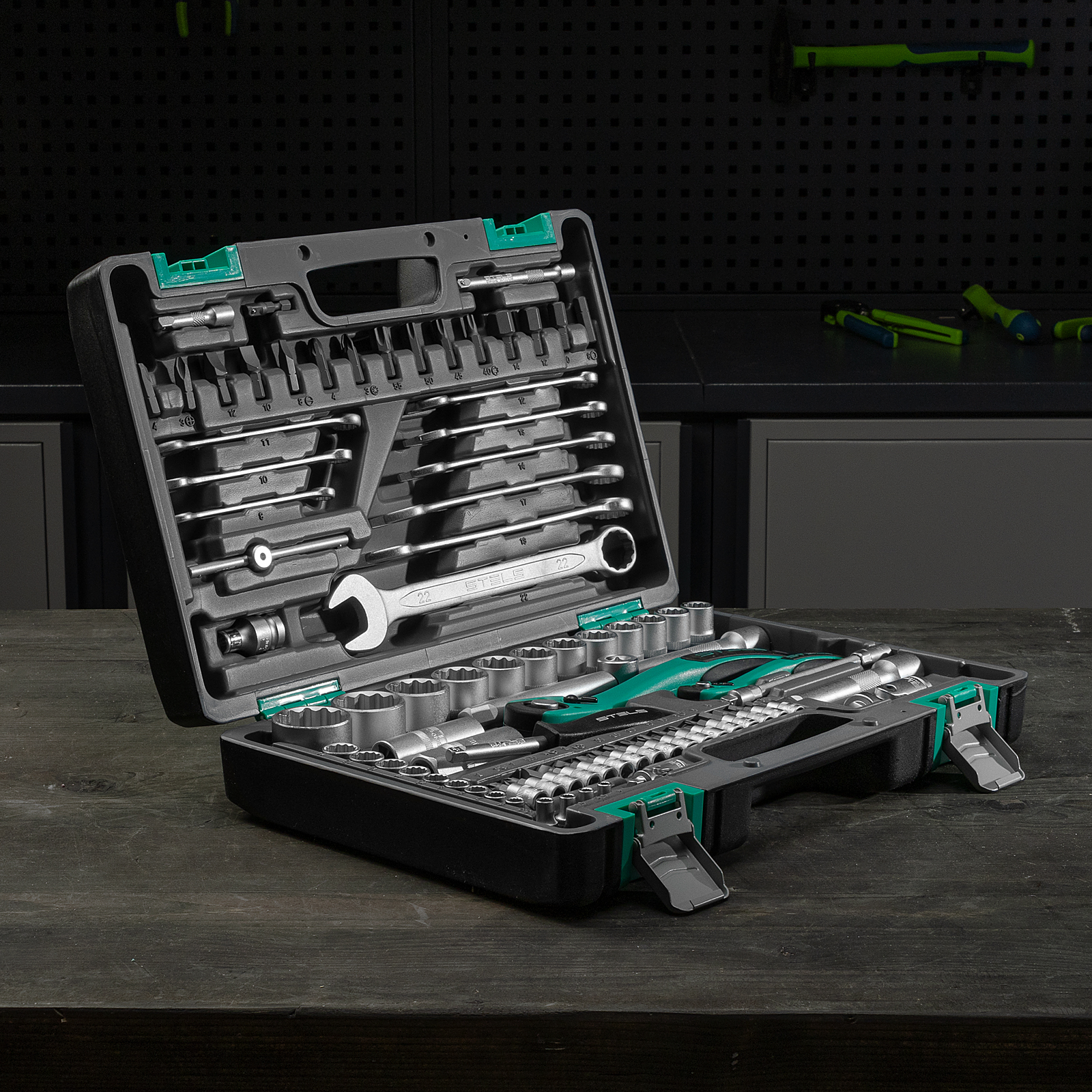 Набор инструментов 1/2", 1/4", CrV, 12 гранные головки, пластиковый кейс, 82 предмета Stels