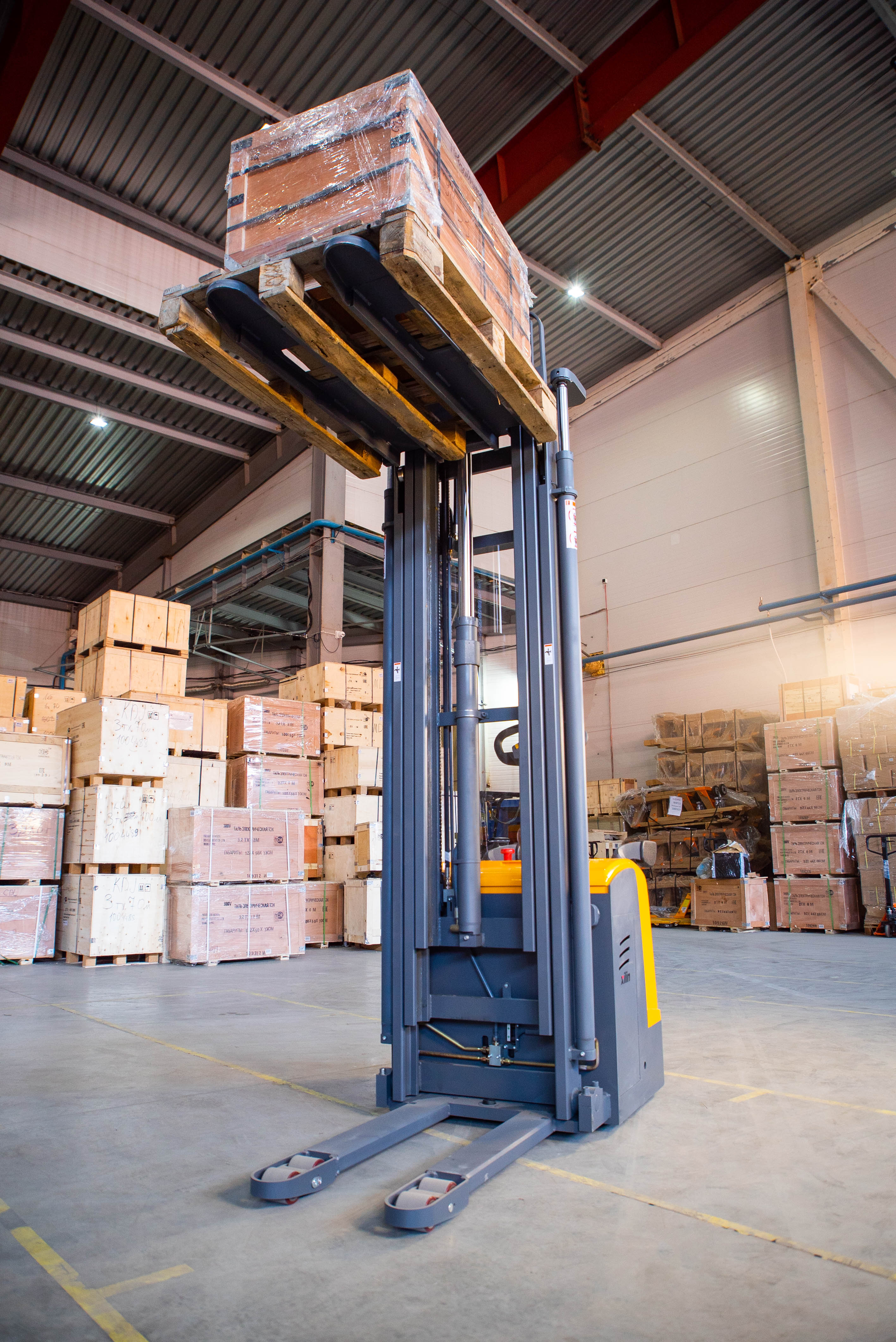 Штабелер самоходный 1,5 т 5,6 м XILIN CDDK15-III 24/200 В/Ач (с платформой)