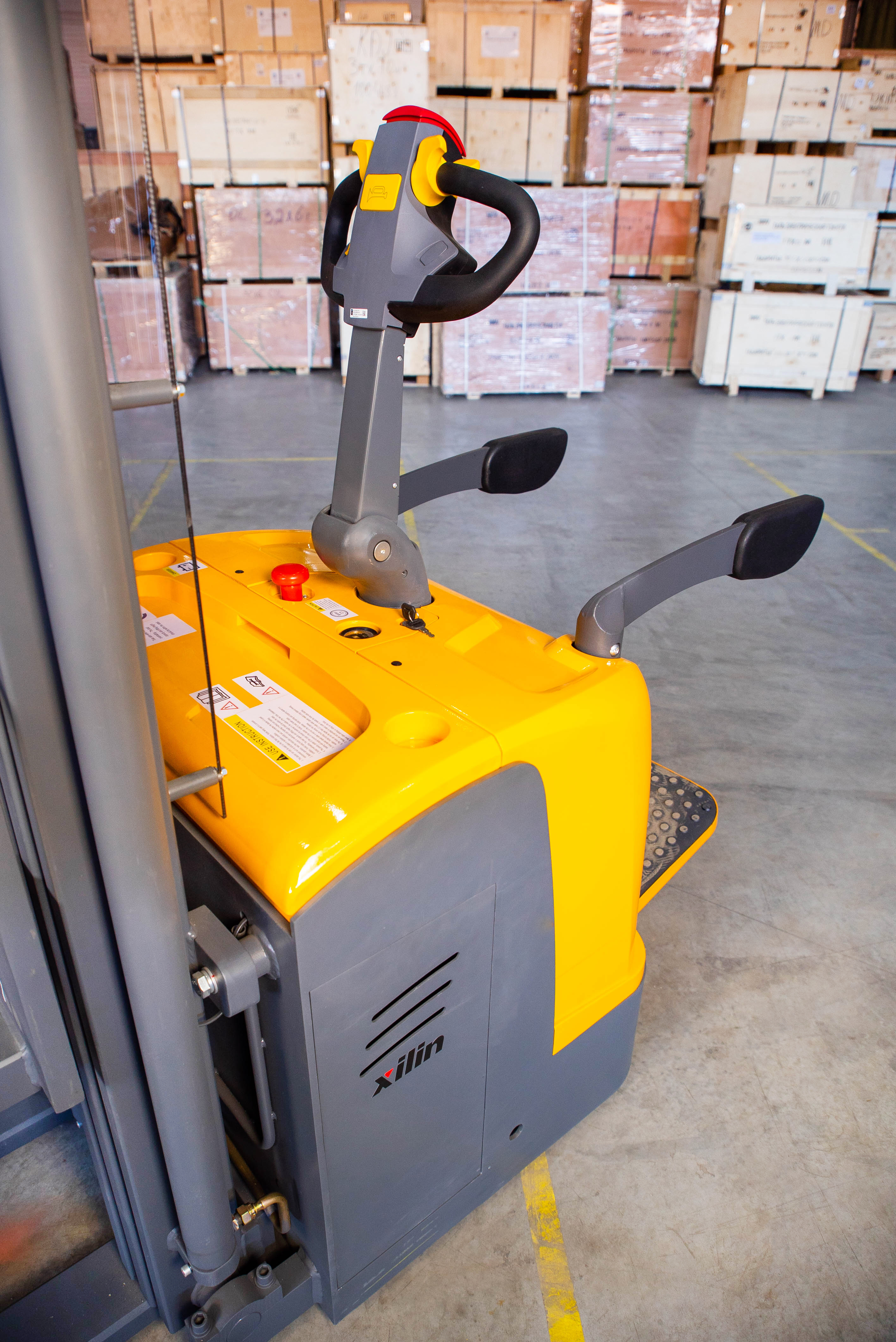 Штабелер самоходный 1,5 т 5,6 м XILIN CDDK15-III 24/200 В/Ач (с платформой)