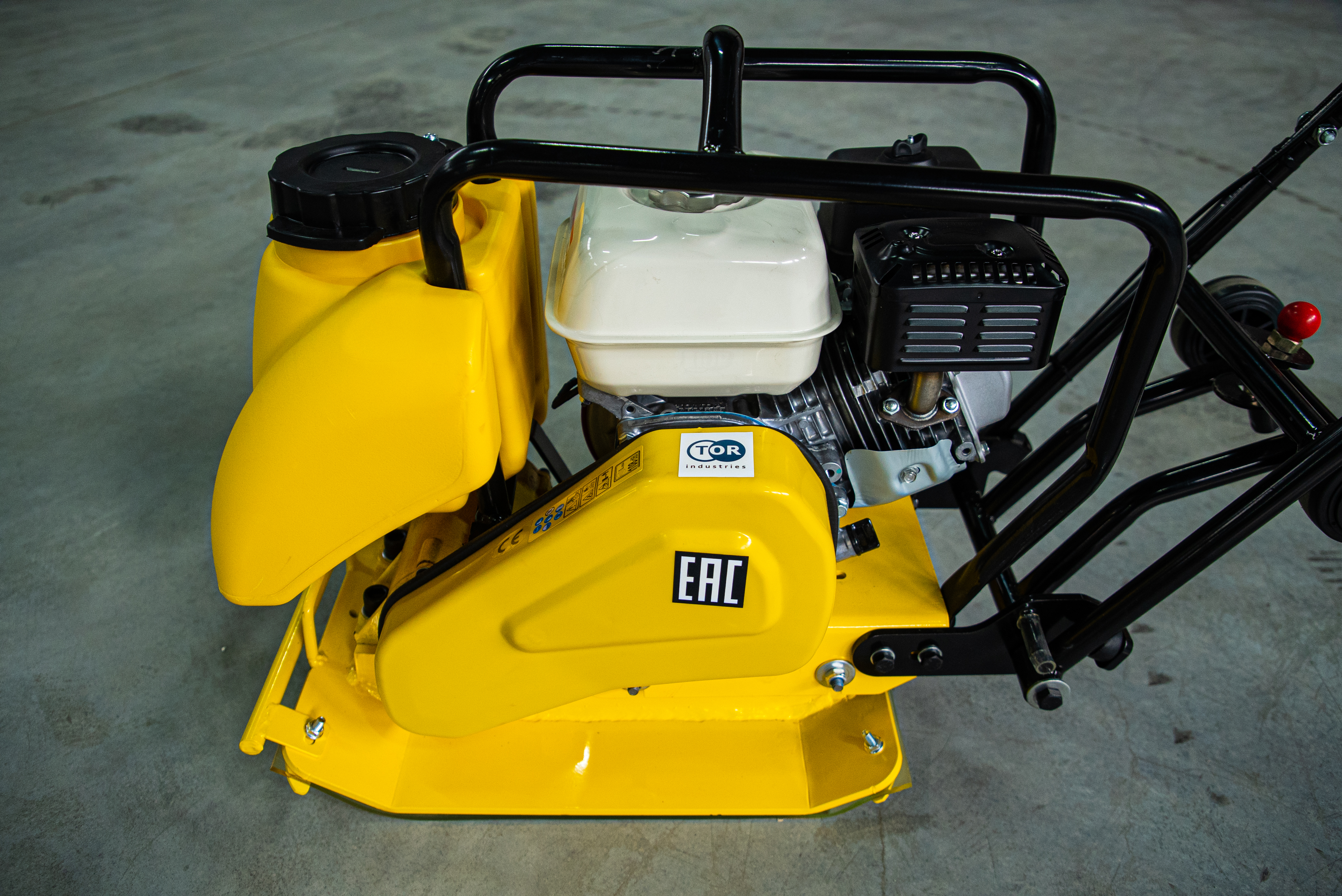 Виброплита 70 кг, 10,5кН (Honda) бак, коврик, колесный комплект TOR C-60T