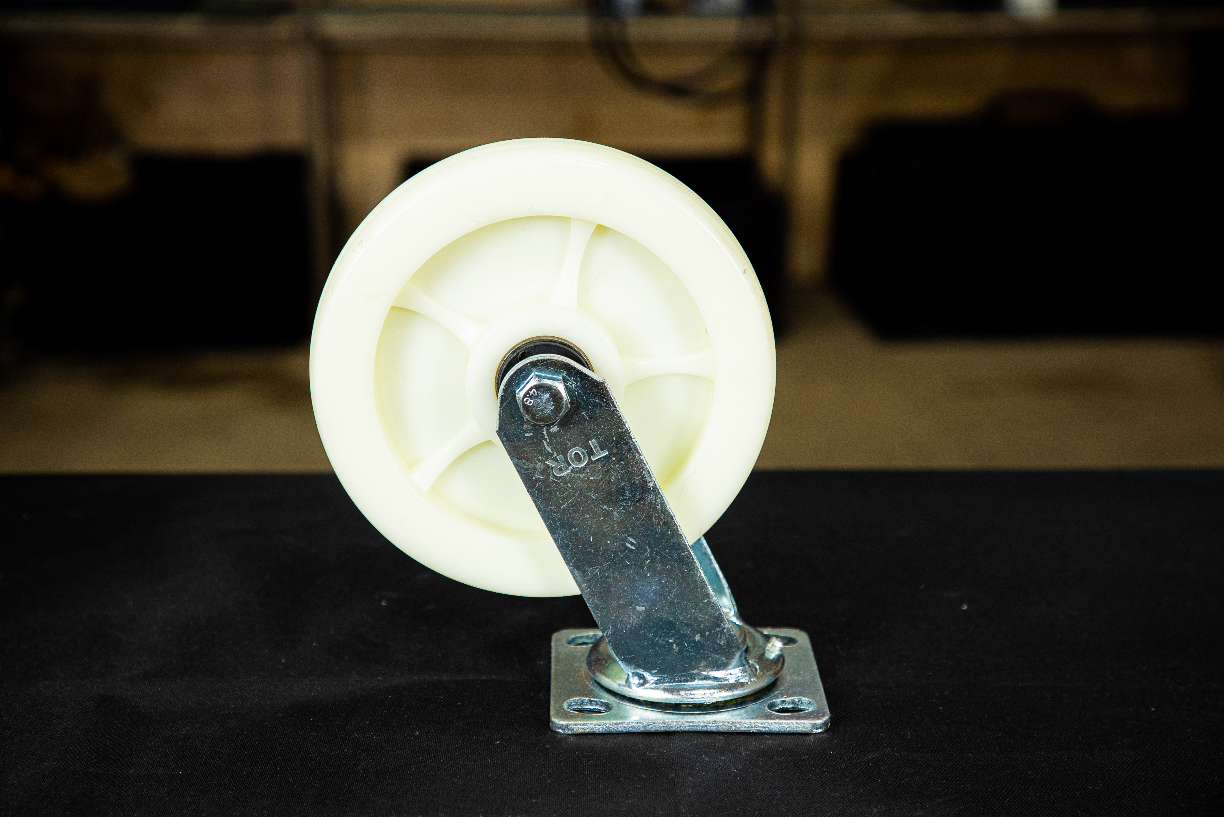 Колесо большегрузное поворотное SCdnb 42 100 мм полипропиленовое с тормозом