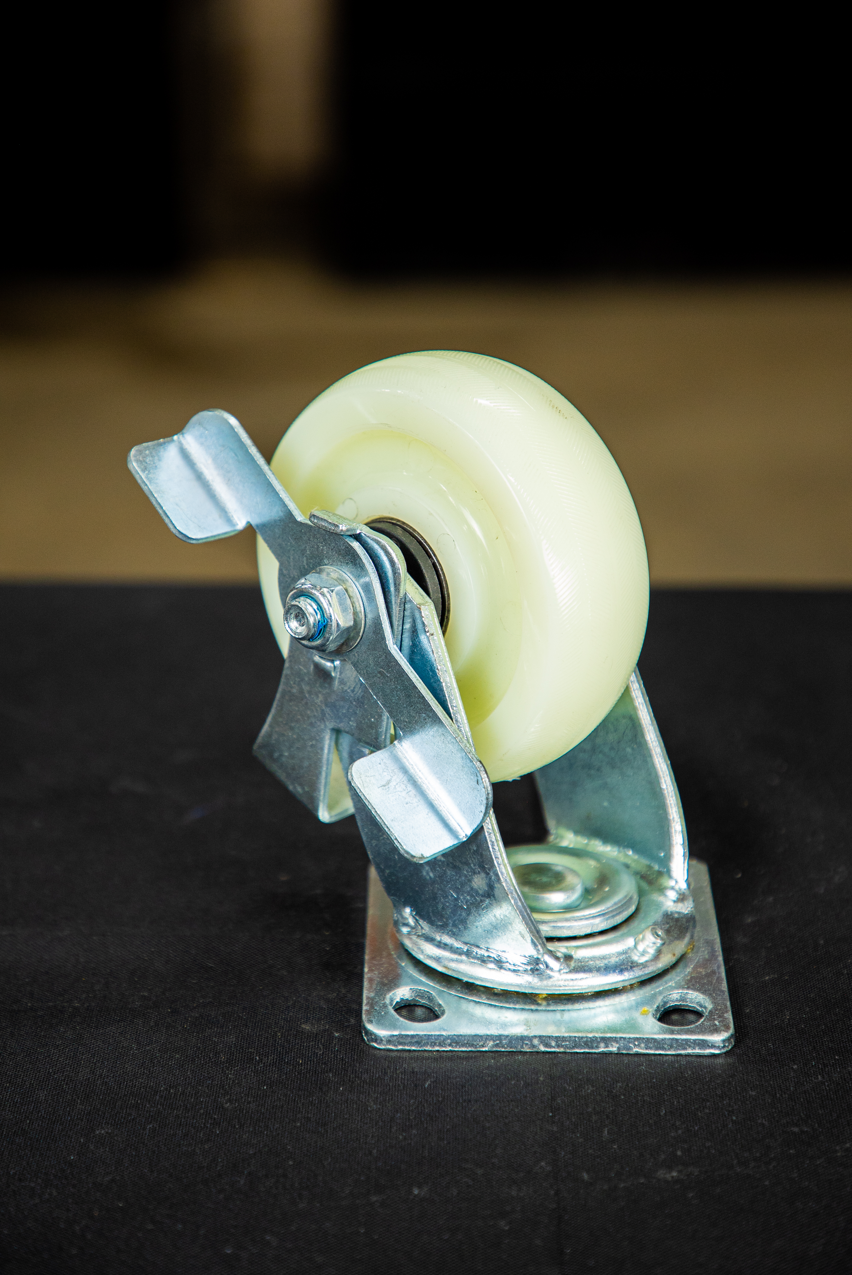 Колесо большегрузное поворотное SCdnb 42 100 мм полипропиленовое с тормозом