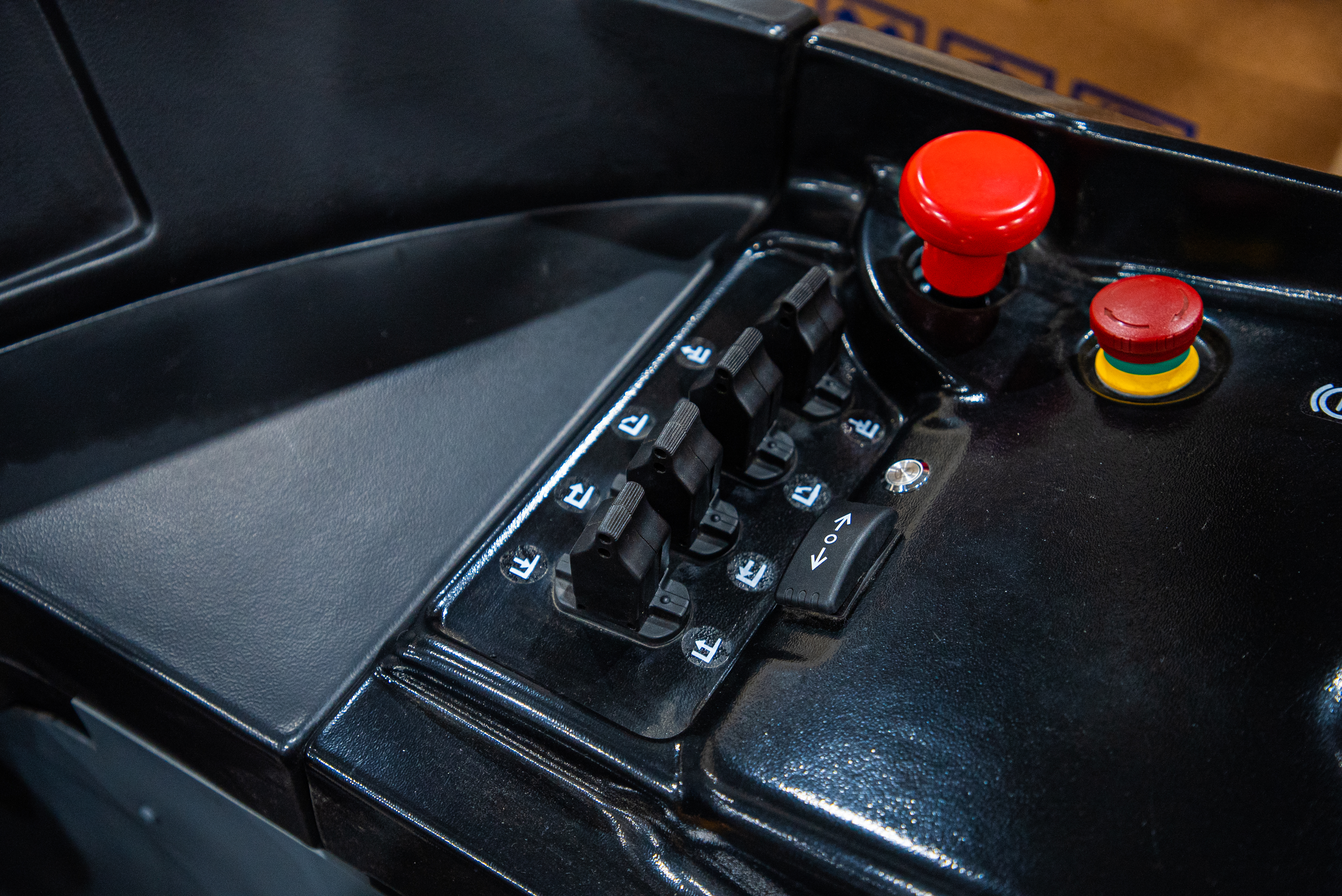 Ричтрак электрический с кабиной TOR 1,5 т 8,0 м CQD15