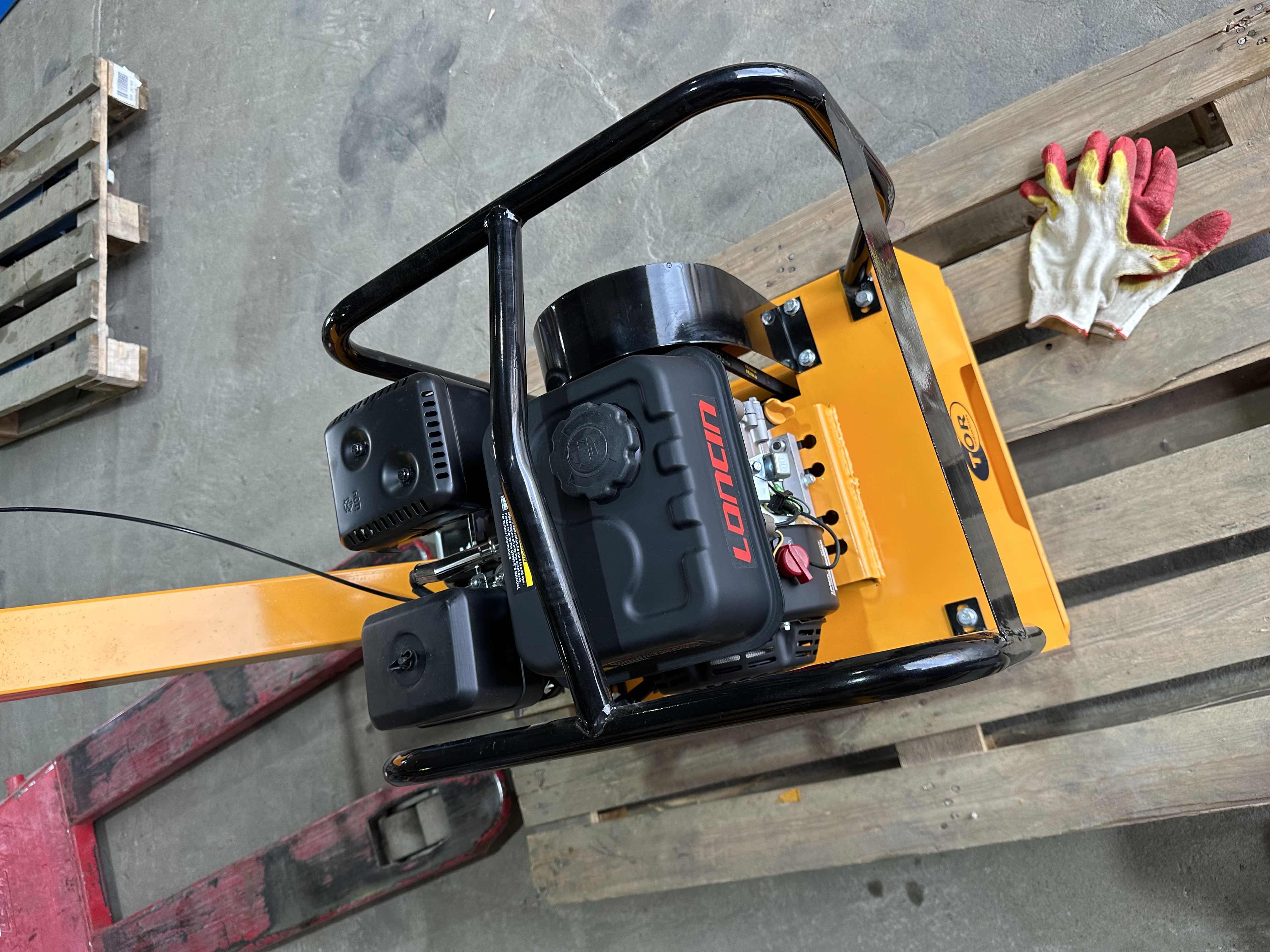 Виброплита 90 кг, 23 кН (Loncin) без бака TOR C-90