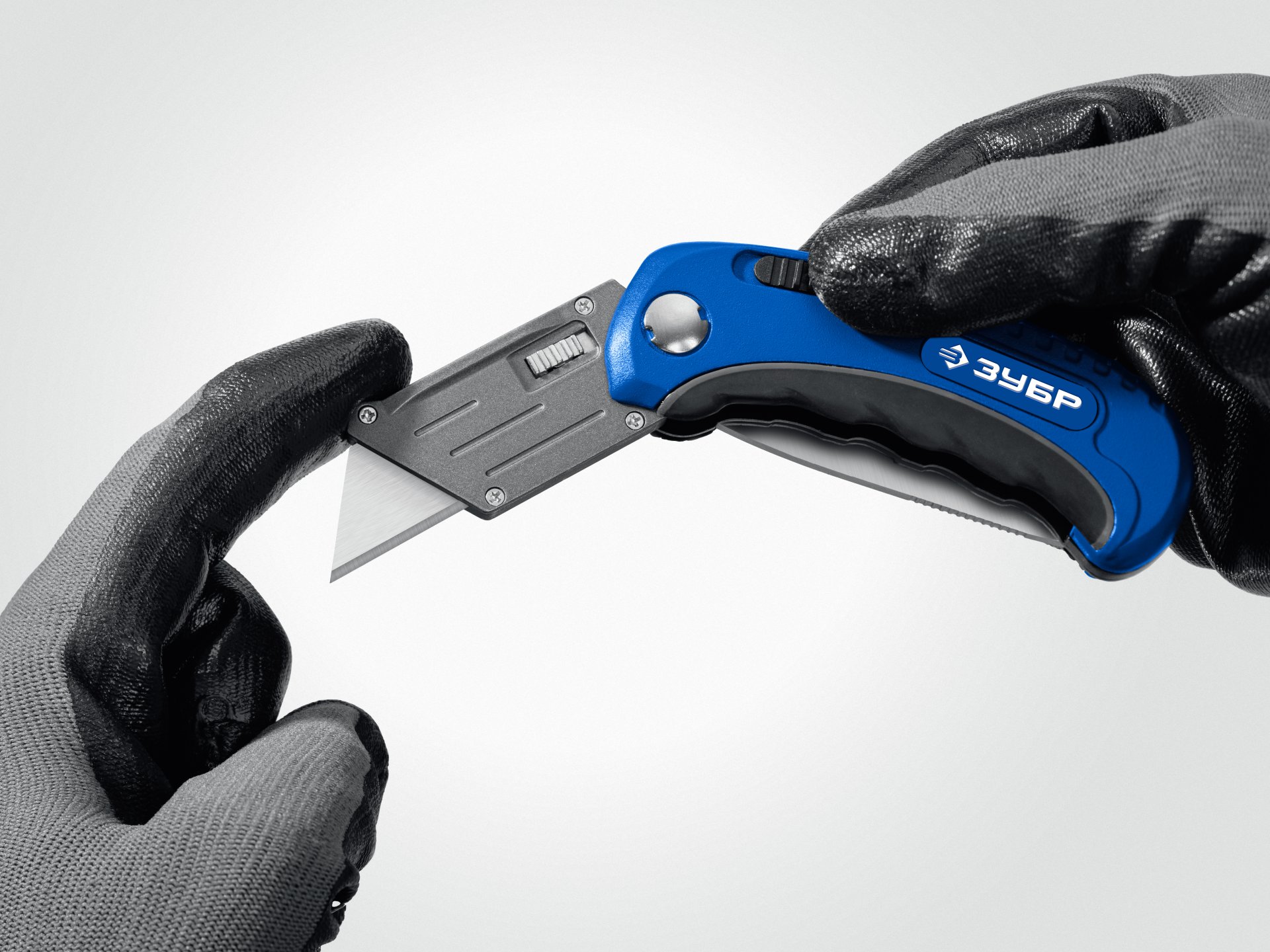 ЗУБР Компакт-2-А24, технический, универсальный складной нож 2-в-1 с трапециевидным лезвием (09227)