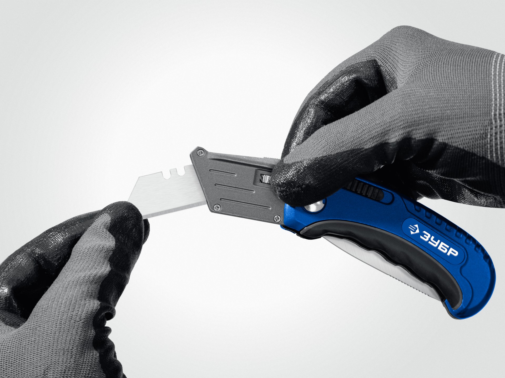 ЗУБР Компакт-2-А24, технический, универсальный складной нож 2-в-1 с трапециевидным лезвием (09227)