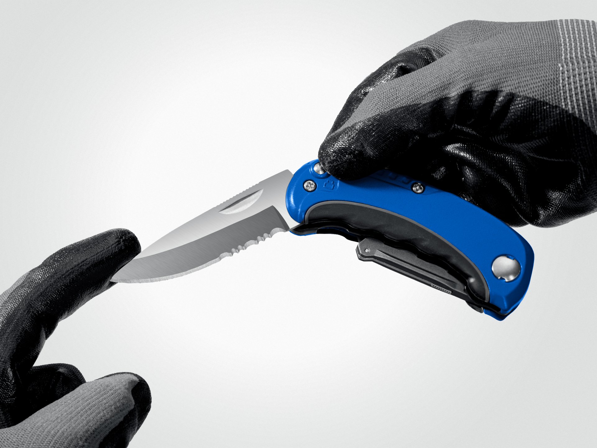 ЗУБР Компакт-2-А24, технический, универсальный складной нож 2-в-1 с трапециевидным лезвием (09227)