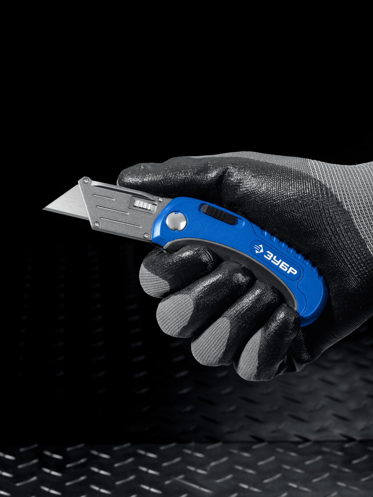 ЗУБР Компакт-2-А24, технический, универсальный складной нож 2-в-1 с трапециевидным лезвием (09227)