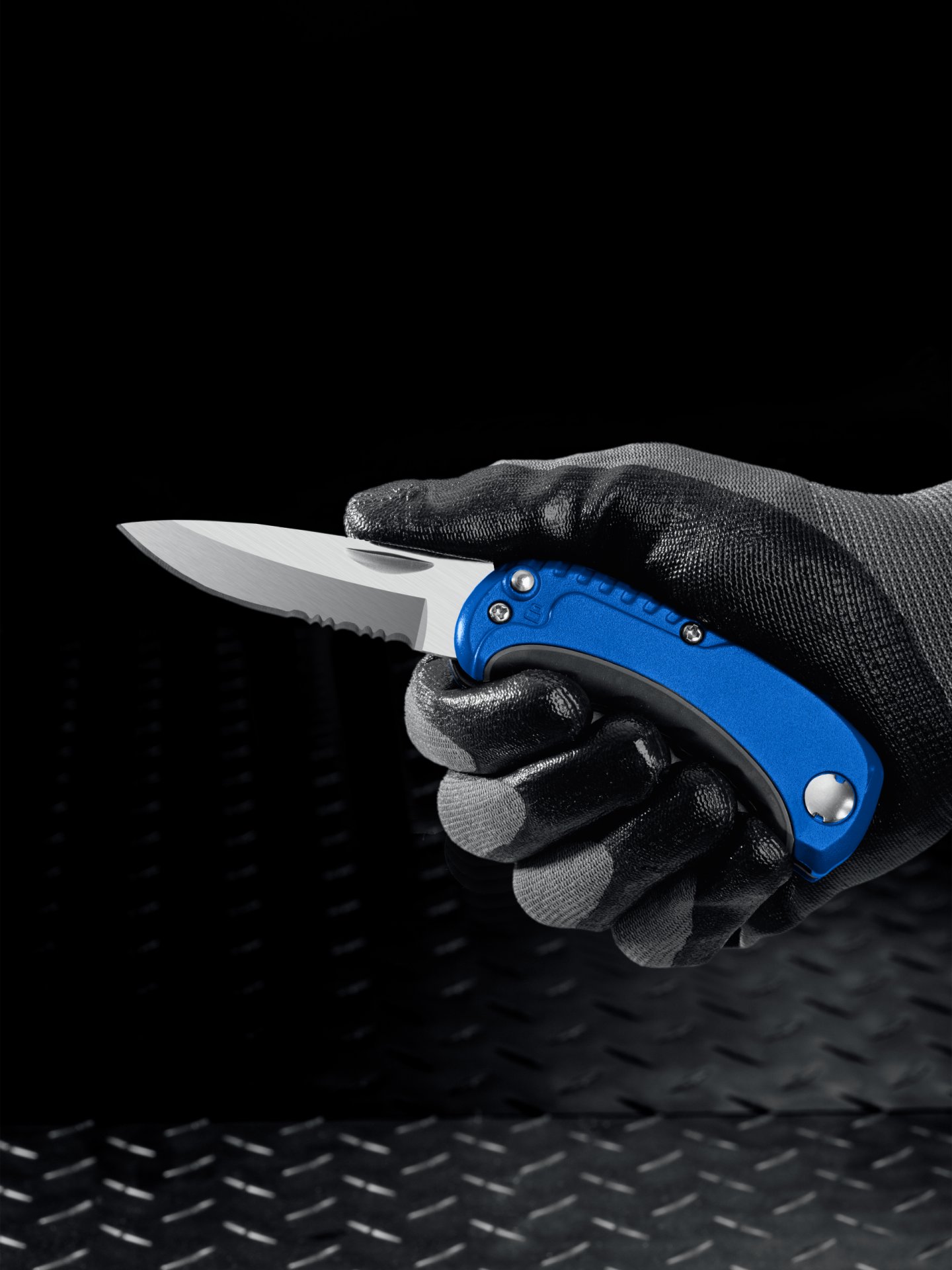 ЗУБР Компакт-2-А24, технический, универсальный складной нож 2-в-1 с трапециевидным лезвием (09227)