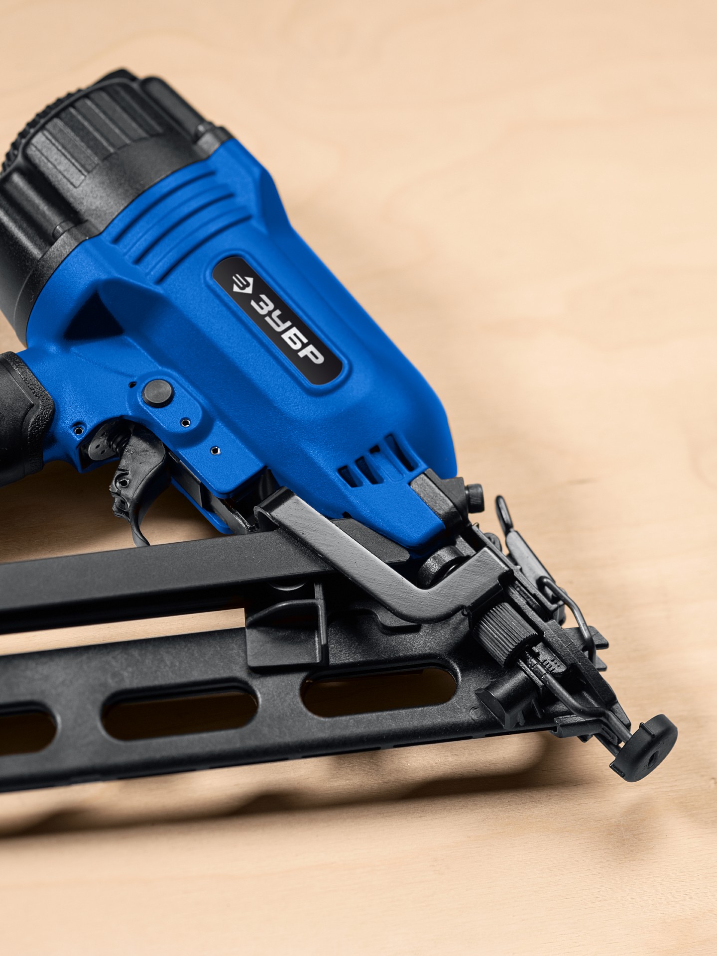 ЗУБР DA34-64, пневматический финишный нейлер для реечных гвоздей ЗУБР 15Ga, DA34 (32-64 мм), Профессионал (31926)