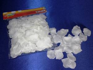 Лепестки роз белые