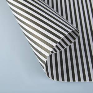 Крафт-бумага двустронняя "Черные полосы на белом" 50 см*10 м./25733