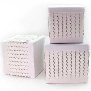 Коробка 23,5*18*17 см КУБ белый "Резные зигзаги"