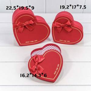 Коробка 16,2*14,3*6 см. сердце с бантом, красная