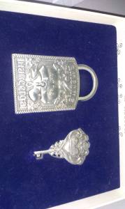 Замок свадебный винтажный